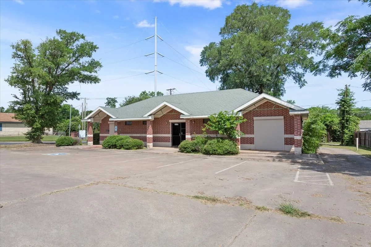 Office For Sale in Mc Lennan County , 2419 Herring Avenue B, Waco, Texas 76708, 0, 0, Garage spaces, 0 Sqft, built in 2009, Price $320,000, mls#21292409, Real Estate Agent in Waco, Homes For Sale in Mc Lennan county, Homes For Sale in Waco, Realtor in Waco Texas, Real Estate Brokerage Independent Realty Texas, Luminita Cordes Realtor