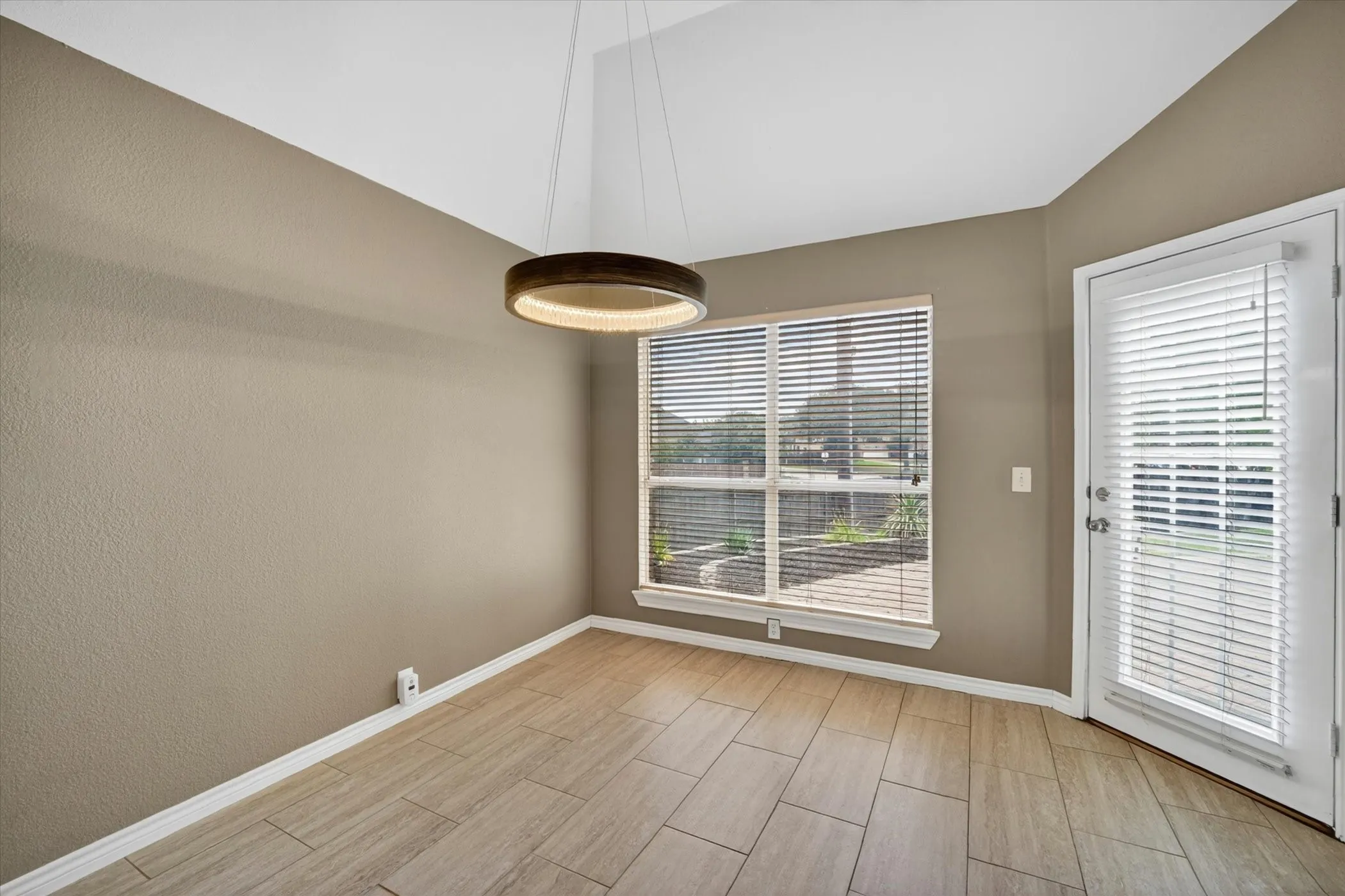 Single Family Residence For Sale in Denton County , 4909 Lansdale Drive, Flower Mound, Texas 75028, 3 Bedroom, 2 Bathroom, 2 Garage spaces, 2,237 Sqft, built in 1993, mls#21287570, Real Estate Agent in Flower Mound, Homes For Sale in Denton county, Homes For Sale in Flower Mound, Realtor in Flower Mound Texas, Real Estate Brokerage Independent Realty Texas, Luminita Cordes Realtor