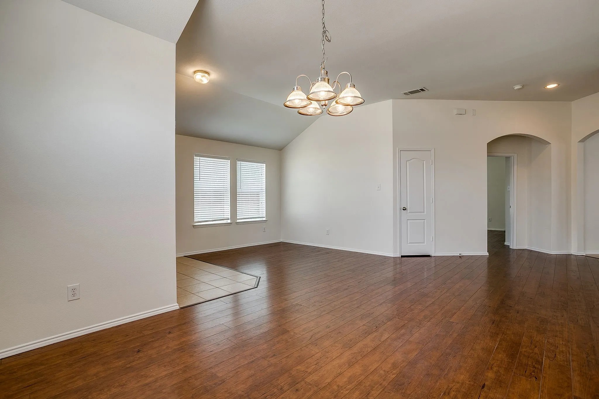 Single Family Residence For Sale in Tarrant County , 6220 Granite Creek Drive, Fort Worth, Texas 76179, 4 Bedroom, 2 Bathroom, 2 Garage spaces, 2,096 Sqft, built in 2008, mls#21290080, Real Estate Agent in Fort Worth, Homes For Sale in Tarrant county, Homes For Sale in Fort Worth, Realtor in Fort Worth Texas, Real Estate Brokerage Independent Realty Texas, Luminita Cordes Realtor