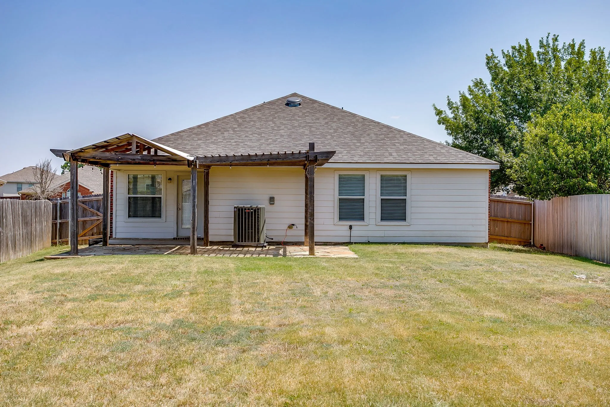 Single Family Residence For Sale in Tarrant County , 6220 Granite Creek Drive, Fort Worth, Texas 76179, 4 Bedroom, 2 Bathroom, 2 Garage spaces, 2,096 Sqft, built in 2008, mls#21290080, Real Estate Agent in Fort Worth, Homes For Sale in Tarrant county, Homes For Sale in Fort Worth, Realtor in Fort Worth Texas, Real Estate Brokerage Independent Realty Texas, Luminita Cordes Realtor