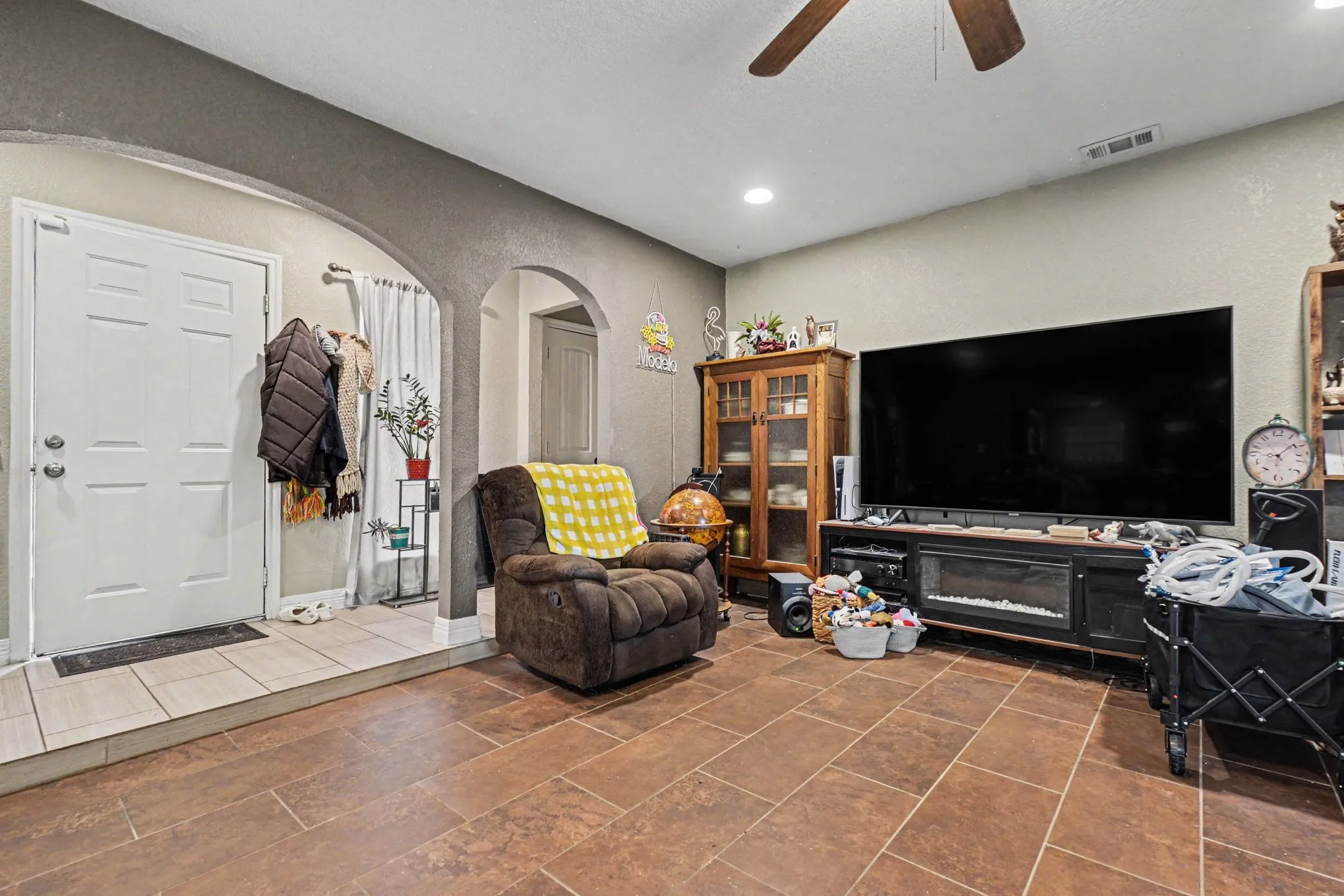 Single Family Residence For Sale in Dallas County , 4133 Logan Street, Irving, Texas 75062, 3 Bedroom, 2 Bathroom, 2 Garage spaces, 1,478 Sqft, built in 1968, mls#21292779, Real Estate Agent in Irving, Homes For Sale in Dallas county, Homes For Sale in Irving, Realtor in Irving Texas, Real Estate Brokerage Independent Realty Texas, Luminita Cordes Realtor