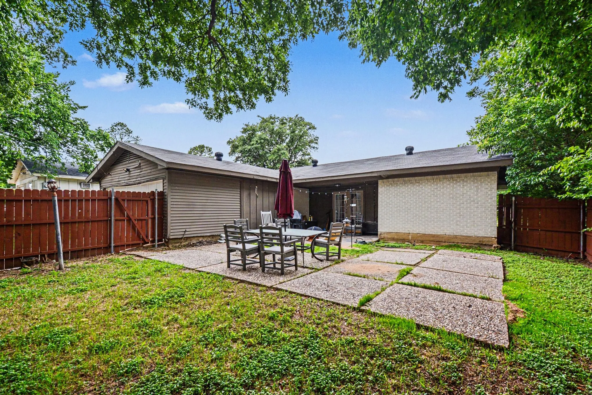 Single Family Residence For Sale in Dallas County , 4133 Logan Street, Irving, Texas 75062, 3 Bedroom, 2 Bathroom, 2 Garage spaces, 1,478 Sqft, built in 1968, mls#21292779, Real Estate Agent in Irving, Homes For Sale in Dallas county, Homes For Sale in Irving, Realtor in Irving Texas, Real Estate Brokerage Independent Realty Texas, Luminita Cordes Realtor