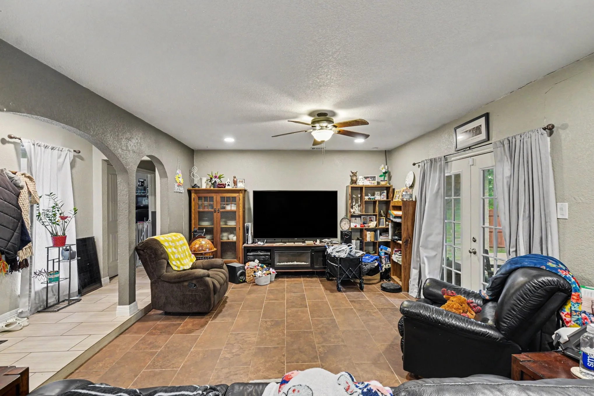 Single Family Residence For Sale in Dallas County , 4133 Logan Street, Irving, Texas 75062, 3 Bedroom, 2 Bathroom, 2 Garage spaces, 1,478 Sqft, built in 1968, mls#21292779, Real Estate Agent in Irving, Homes For Sale in Dallas county, Homes For Sale in Irving, Realtor in Irving Texas, Real Estate Brokerage Independent Realty Texas, Luminita Cordes Realtor