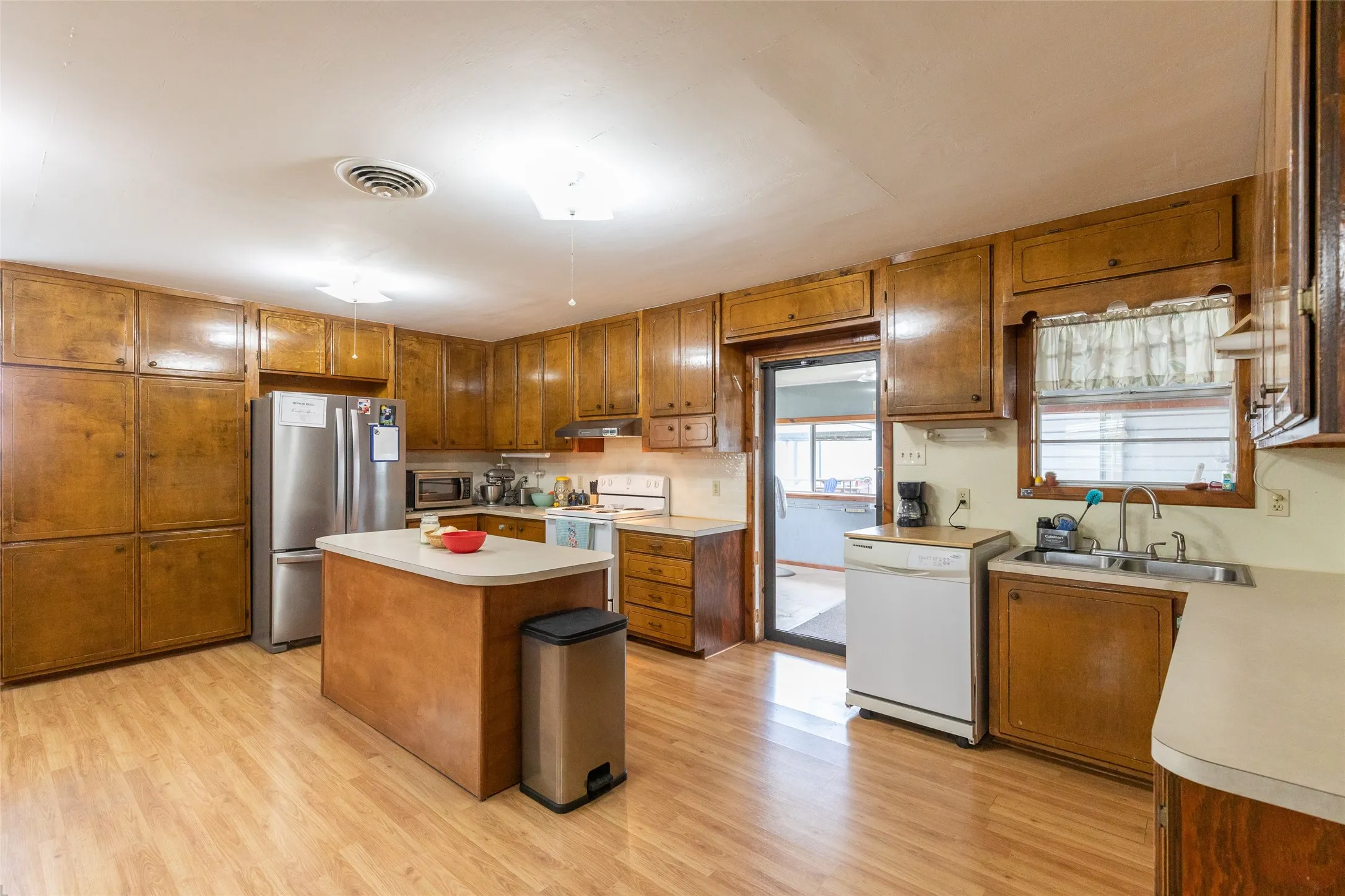 Single Family Residence For Sale in Taylor County , 8867 Spinks Road, Abilene, Texas 79603, 2 Bedroom, 2 Bathroom, Garage spaces, 1,784 Sqft, built in 1982, mls#21292675, Real Estate Agent in Abilene, Homes For Sale in Taylor county, Homes For Sale in Abilene, Realtor in Abilene Texas, Real Estate Brokerage Independent Realty Texas, Luminita Cordes Realtor
