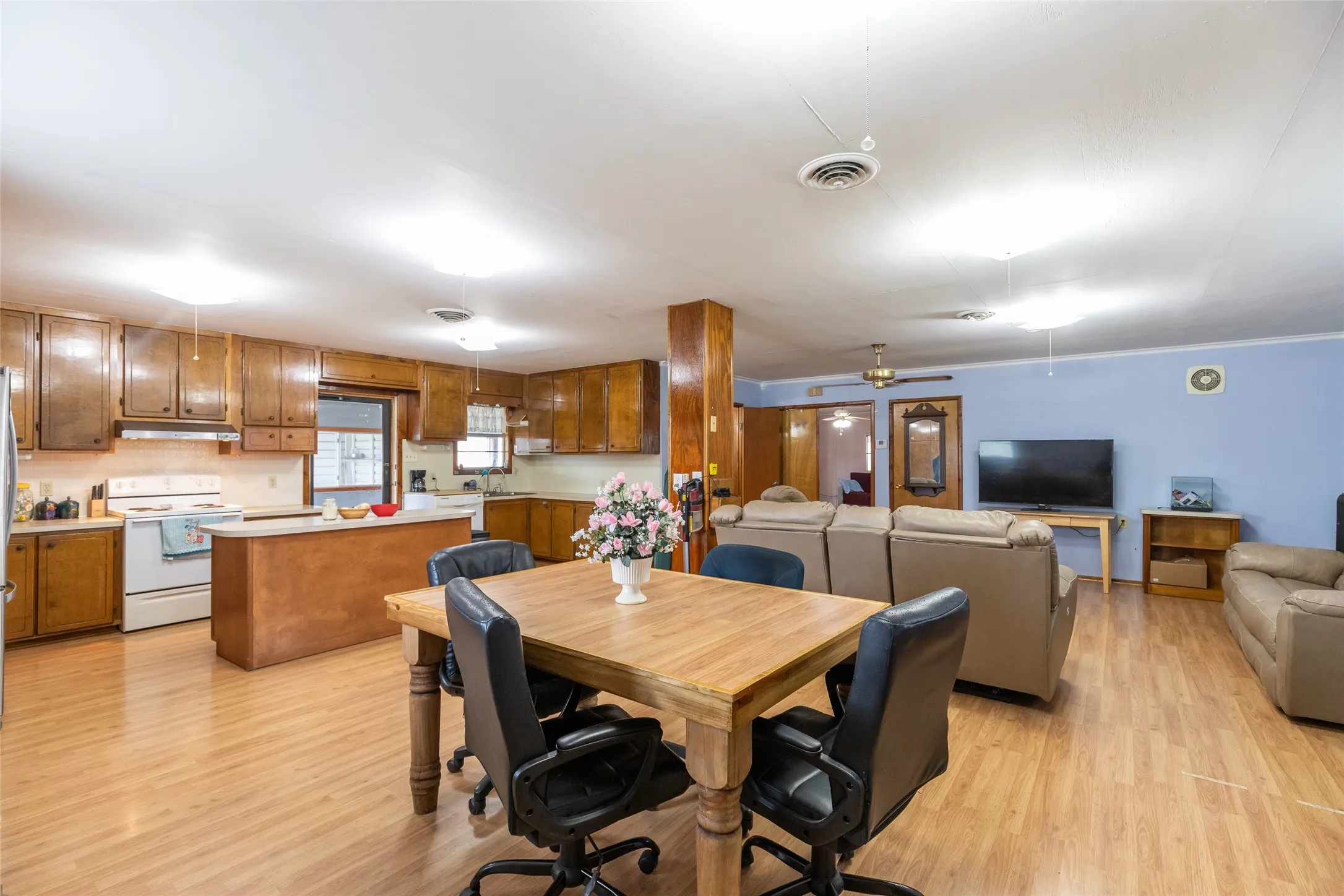 Single Family Residence For Sale in Taylor County , 8867 Spinks Road, Abilene, Texas 79603, 2 Bedroom, 2 Bathroom, Garage spaces, 1,784 Sqft, built in 1982, mls#21292675, Real Estate Agent in Abilene, Homes For Sale in Taylor county, Homes For Sale in Abilene, Realtor in Abilene Texas, Real Estate Brokerage Independent Realty Texas, Luminita Cordes Realtor