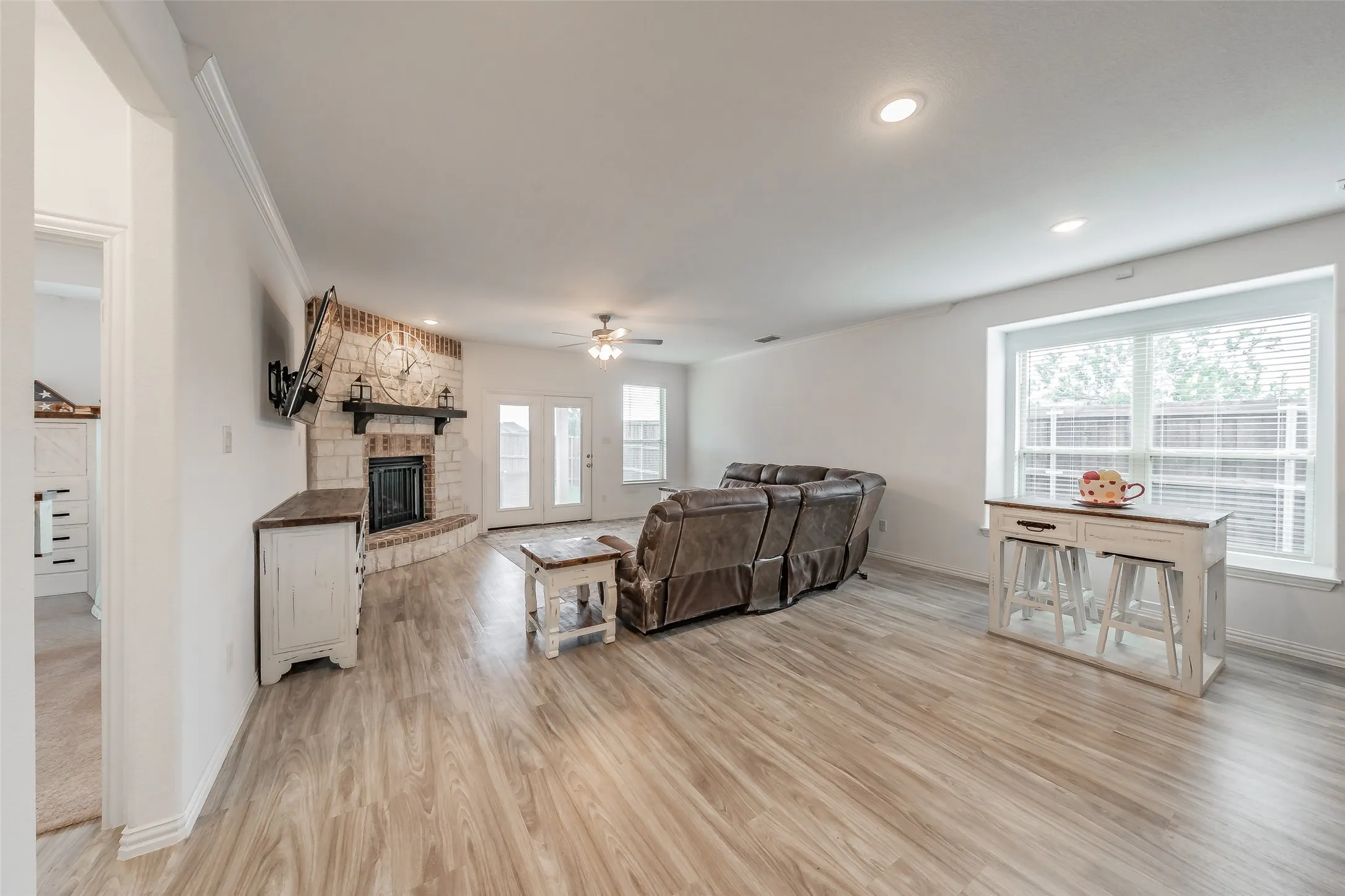 Breakfast area and living room