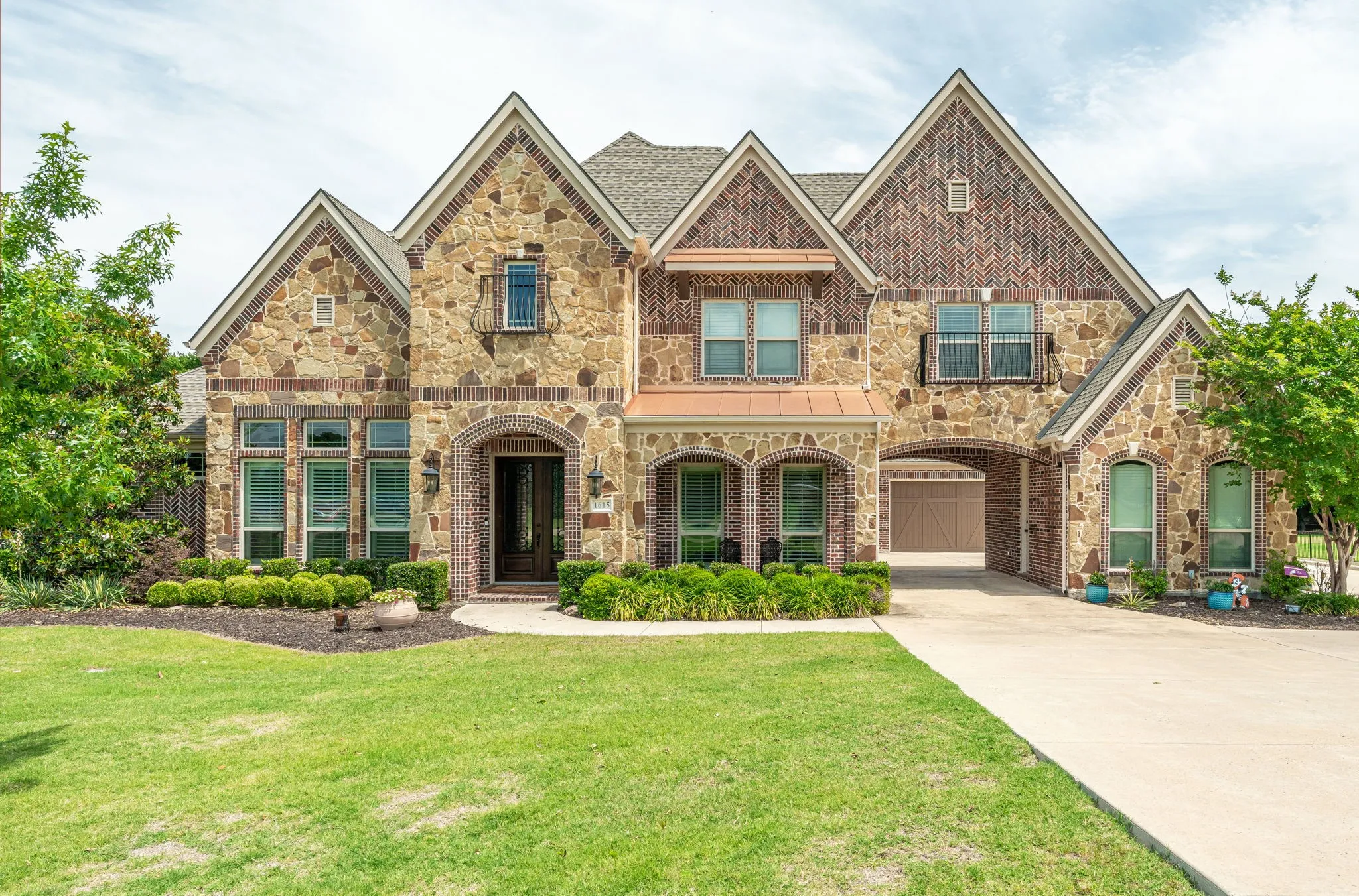 Single Family Residence For Sale in Collin County , 1615 Sara Cove, Lucas, Texas 75002, 5 Bedroom, 5 Bathroom, 3 Garage spaces, 4,662 Sqft, built in 2017, mls#21288132, Real Estate Agent in Lucas, Homes For Sale in Collin county, Homes For Sale in Lucas, Realtor in Lucas Texas, Real Estate Brokerage Independent Realty Texas, Luminita Cordes Realtor