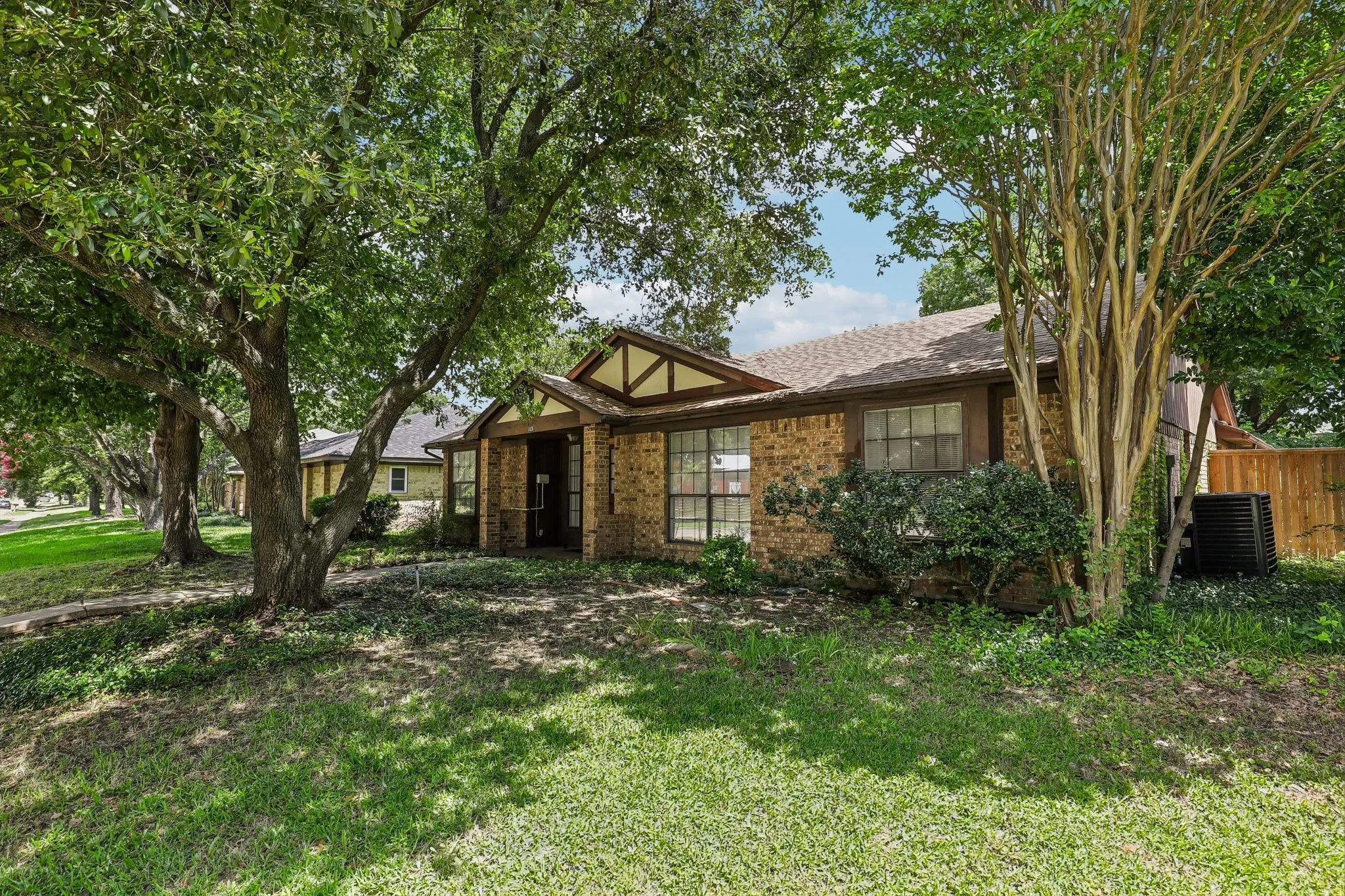 Single Family Residence For Sale in Dallas County , 113 E Bancroft Drive, Garland, Texas 75040, 3 Bedroom, 2 Bathroom, 2 Garage spaces, 1,826 Sqft, built in 1984, mls#21290596, Real Estate Agent in Garland, Homes For Sale in Dallas county, Homes For Sale in Garland, Realtor in Garland Texas, Real Estate Brokerage Independent Realty Texas, Luminita Cordes Realtor