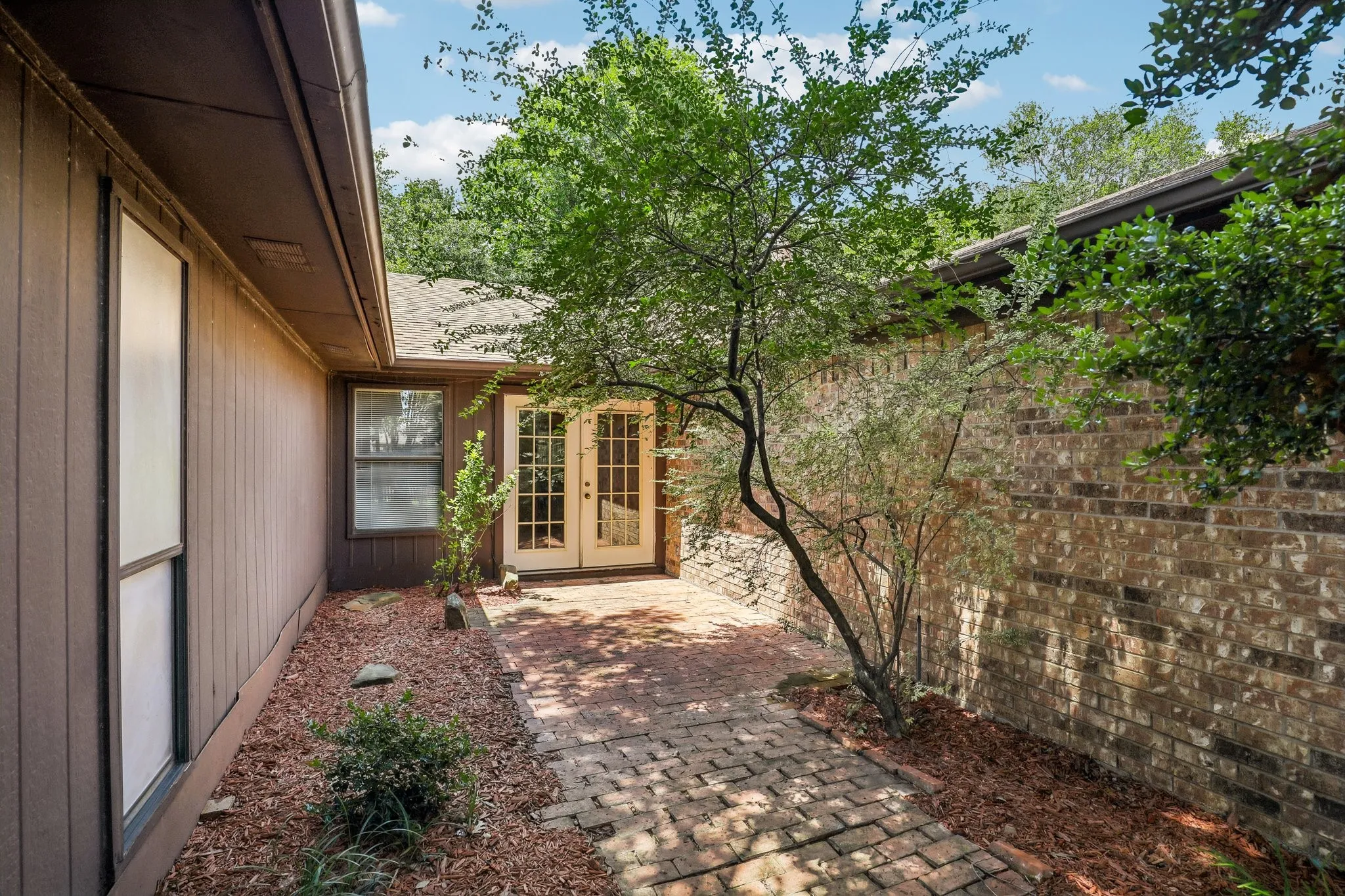Single Family Residence For Sale in Dallas County , 113 E Bancroft Drive, Garland, Texas 75040, 3 Bedroom, 2 Bathroom, 2 Garage spaces, 1,826 Sqft, built in 1984, mls#21290596, Real Estate Agent in Garland, Homes For Sale in Dallas county, Homes For Sale in Garland, Realtor in Garland Texas, Real Estate Brokerage Independent Realty Texas, Luminita Cordes Realtor