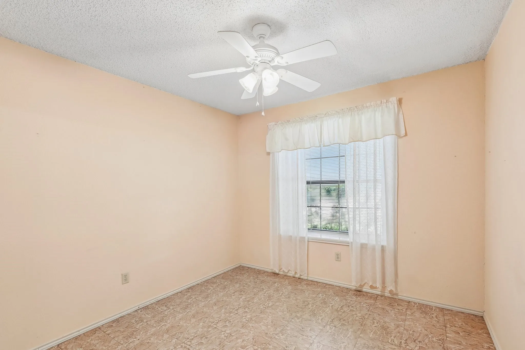 Single Family Residence For Sale in Dallas County , 113 E Bancroft Drive, Garland, Texas 75040, 3 Bedroom, 2 Bathroom, 2 Garage spaces, 1,826 Sqft, built in 1984, mls#21290596, Real Estate Agent in Garland, Homes For Sale in Dallas county, Homes For Sale in Garland, Realtor in Garland Texas, Real Estate Brokerage Independent Realty Texas, Luminita Cordes Realtor