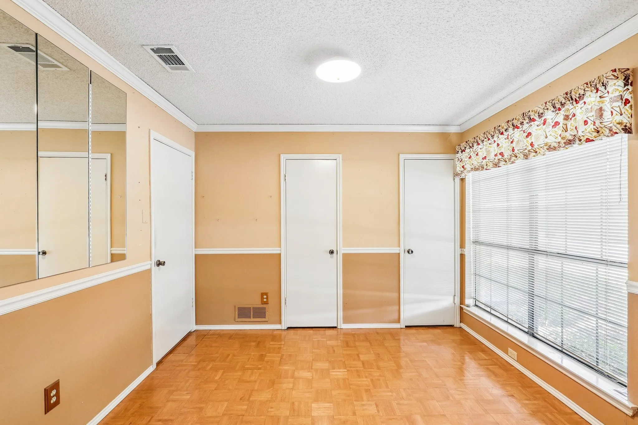 Single Family Residence For Sale in Dallas County , 113 E Bancroft Drive, Garland, Texas 75040, 3 Bedroom, 2 Bathroom, 2 Garage spaces, 1,826 Sqft, built in 1984, mls#21290596, Real Estate Agent in Garland, Homes For Sale in Dallas county, Homes For Sale in Garland, Realtor in Garland Texas, Real Estate Brokerage Independent Realty Texas, Luminita Cordes Realtor
