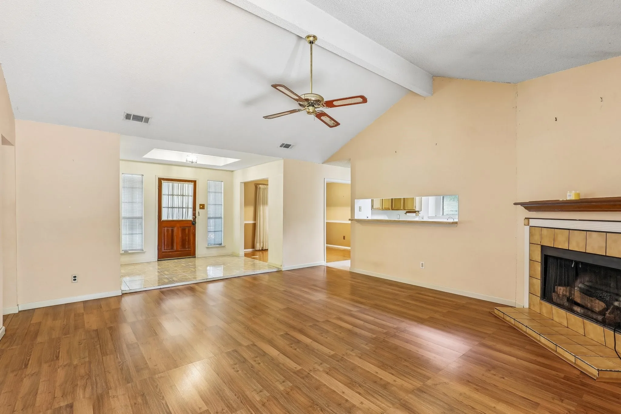 Single Family Residence For Sale in Dallas County , 113 E Bancroft Drive, Garland, Texas 75040, 3 Bedroom, 2 Bathroom, 2 Garage spaces, 1,826 Sqft, built in 1984, mls#21290596, Real Estate Agent in Garland, Homes For Sale in Dallas county, Homes For Sale in Garland, Realtor in Garland Texas, Real Estate Brokerage Independent Realty Texas, Luminita Cordes Realtor