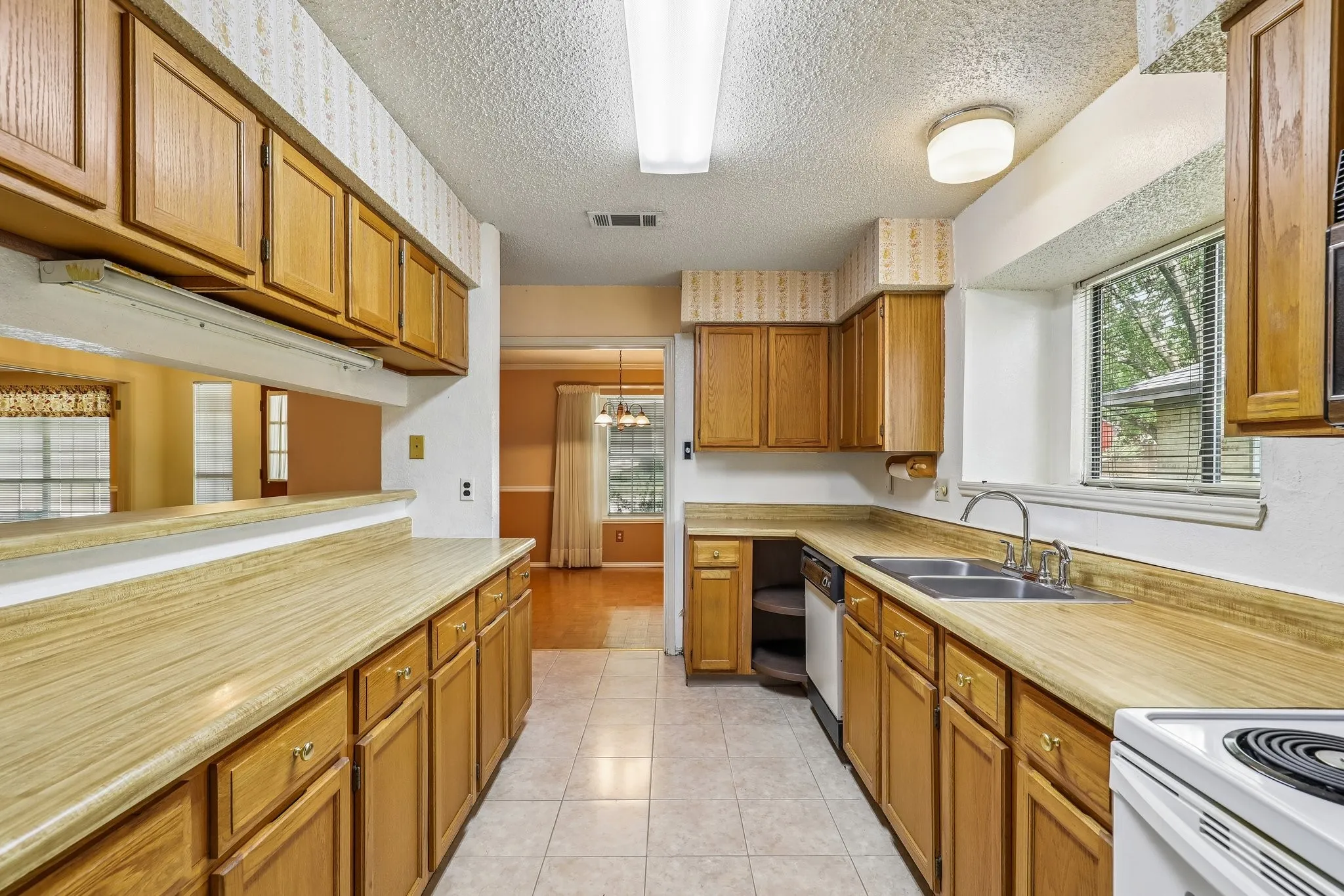 Single Family Residence For Sale in Dallas County , 113 E Bancroft Drive, Garland, Texas 75040, 3 Bedroom, 2 Bathroom, 2 Garage spaces, 1,826 Sqft, built in 1984, mls#21290596, Real Estate Agent in Garland, Homes For Sale in Dallas county, Homes For Sale in Garland, Realtor in Garland Texas, Real Estate Brokerage Independent Realty Texas, Luminita Cordes Realtor