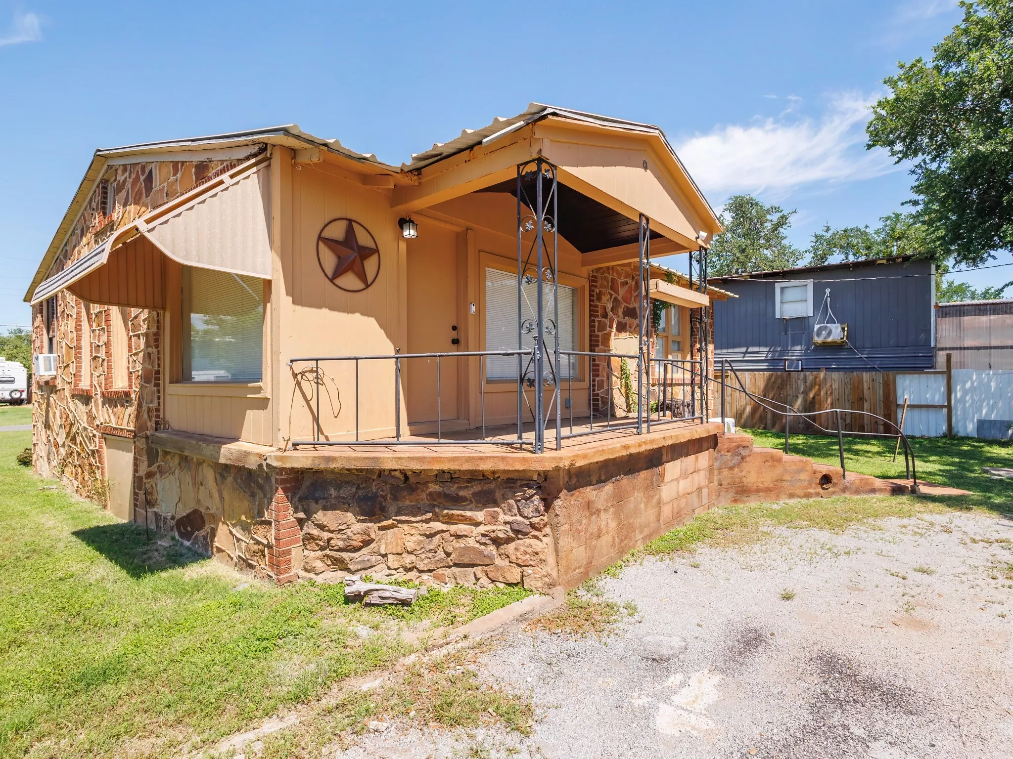 Single Family Residence For Sale in Brown County , 310 Pency Drive, Brownwood, Texas 76801, 2 Bedroom, 1 Bathroom, Garage spaces, 1,085 Sqft, built in 0, mls#21270515, Real Estate Agent in Brownwood, Homes For Sale in Brown county, Homes For Sale in Brownwood, Realtor in Brownwood Texas, Real Estate Brokerage Independent Realty Texas, Luminita Cordes Realtor