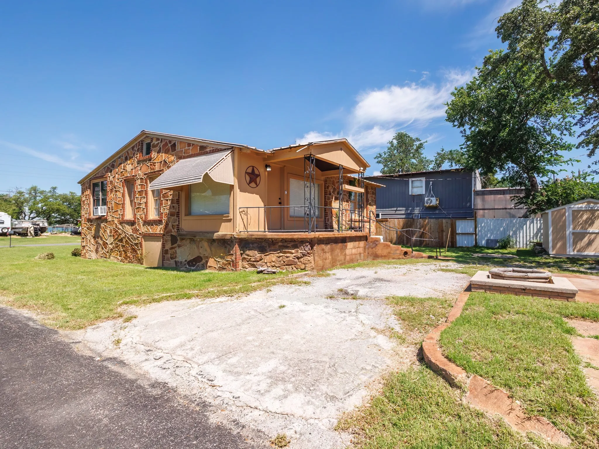 Single Family Residence For Sale in Brown County , 310 Pency Drive, Brownwood, Texas 76801, 2 Bedroom, 1 Bathroom, Garage spaces, 1,085 Sqft, built in 0, mls#21270515, Real Estate Agent in Brownwood, Homes For Sale in Brown county, Homes For Sale in Brownwood, Realtor in Brownwood Texas, Real Estate Brokerage Independent Realty Texas, Luminita Cordes Realtor
