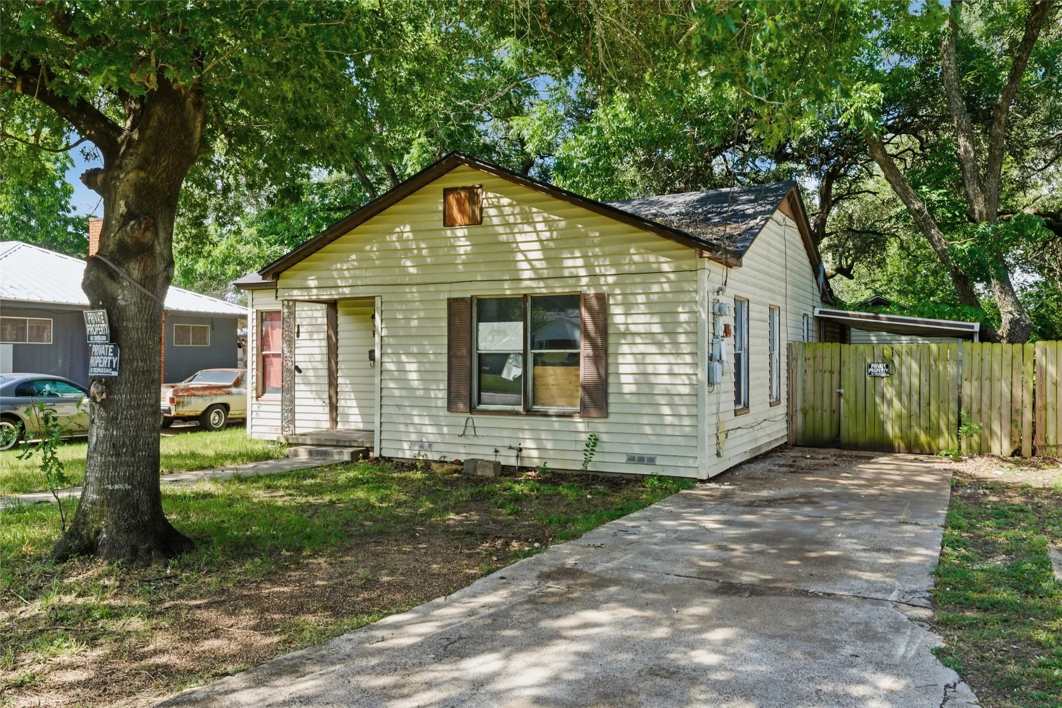 Single Family Residence For Sale in Mc Lennan County , 3632 N 25th Street, Waco, Texas 76708, 2 Bedrooms, 1 Bathroom, Garage spaces, 1,012 Sqft, built in 1950, Price $95,000, mls#21292795, Real Estate Agent in Waco, Homes For Sale in Mc Lennan county, Homes For Sale in Waco, Realtor in Waco Texas, Real Estate Brokerage Independent Realty Texas, Luminita Cordes Realtor