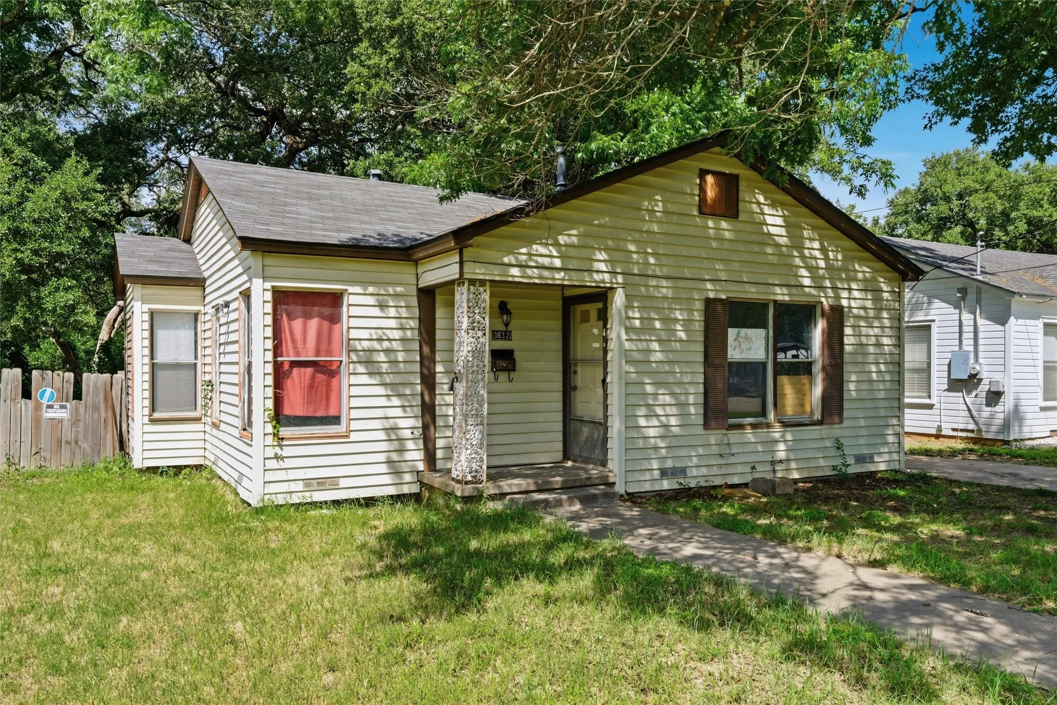 Single Family Residence For Sale in Mc Lennan County , 3632 N 25th Street, Waco, Texas 76708, 2 Bedrooms, 1 Bathroom, Garage spaces, 1,012 Sqft, built in 1950, Price $95,000, mls#21292795, Real Estate Agent in Waco, Homes For Sale in Mc Lennan county, Homes For Sale in Waco, Realtor in Waco Texas, Real Estate Brokerage Independent Realty Texas, Luminita Cordes Realtor