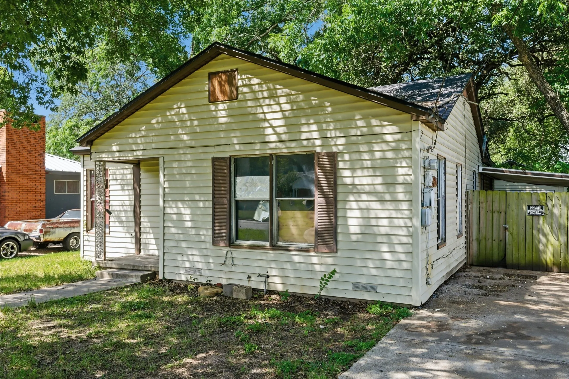 Single Family Residence For Sale in Mc Lennan County , 3632 N 25th Street, Waco, Texas 76708, 2 Bedrooms, 1 Bathroom, Garage spaces, 1,012 Sqft, built in 1950, Price $95,000, mls#21292795, Real Estate Agent in Waco, Homes For Sale in Mc Lennan county, Homes For Sale in Waco, Realtor in Waco Texas, Real Estate Brokerage Independent Realty Texas, Luminita Cordes Realtor