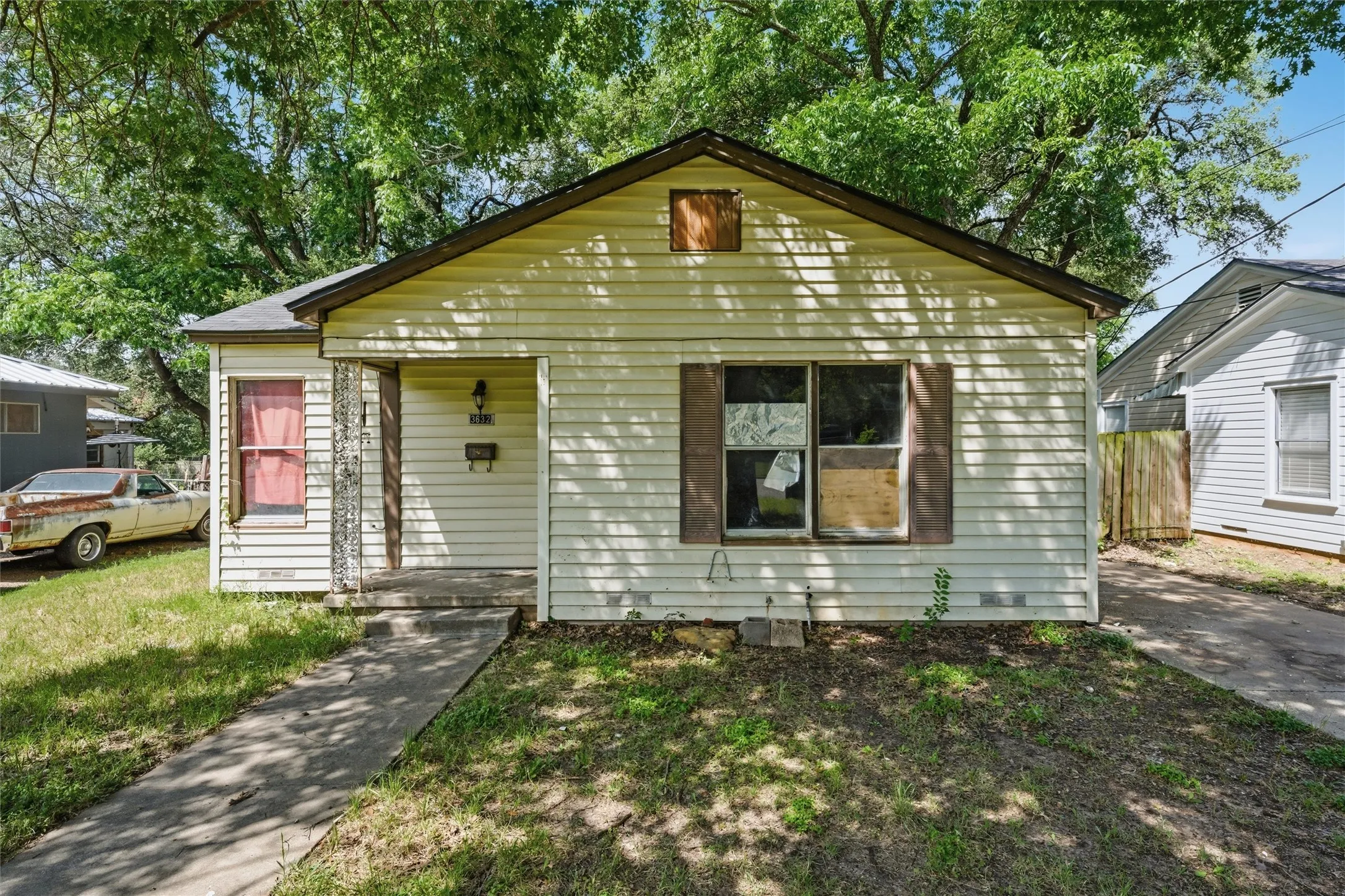 Single Family Residence For Sale in Mc Lennan County , 3632 N 25th Street, Waco, Texas 76708, 2 Bedrooms, 1 Bathroom, Garage spaces, 1,012 Sqft, built in 1950, Price $95,000, mls#21292795, Real Estate Agent in Waco, Homes For Sale in Mc Lennan county, Homes For Sale in Waco, Realtor in Waco Texas, Real Estate Brokerage Independent Realty Texas, Luminita Cordes Realtor