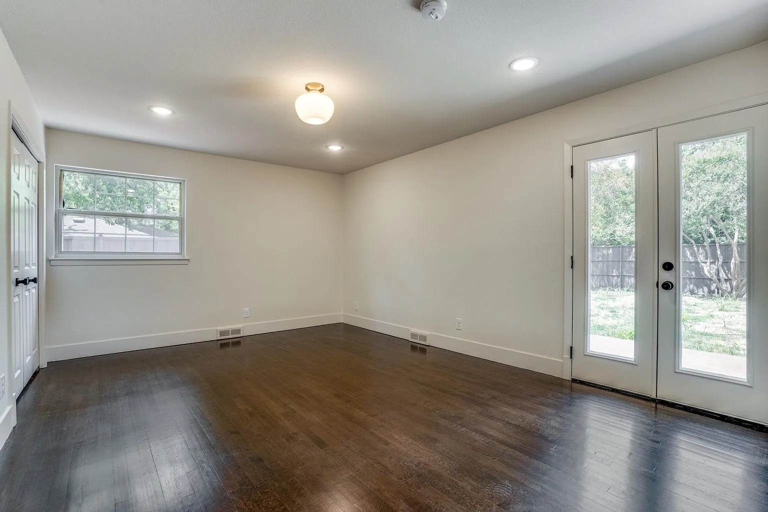 Single Family Residence For Rent in Dallas County , 10343 Marsh Lane, Dallas, Texas 75229, 3 Bedroom, 2 Bathroom, 2 Garage spaces, 1,777 Sqft, built in 1956, mls#21288667, Real Estate Agent in Dallas, Homes For Rent in Dallas county, Homes For Rent in Dallas, Realtor in Dallas Texas, Real Estate Brokerage Independent Realty Texas, Luminita Cordes Realtor