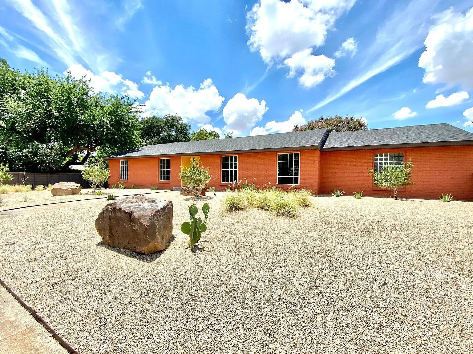 Single Family Residence For Rent in Dallas County , 10343 Marsh Lane, Dallas, Texas 75229, 3 Bedroom, 2 Bathroom, 2 Garage spaces, 1,777 Sqft, built in 1956, mls#21288667, Real Estate Agent in Dallas, Homes For Rent in Dallas county, Homes For Rent in Dallas, Realtor in Dallas Texas, Real Estate Brokerage Independent Realty Texas, Luminita Cordes Realtor