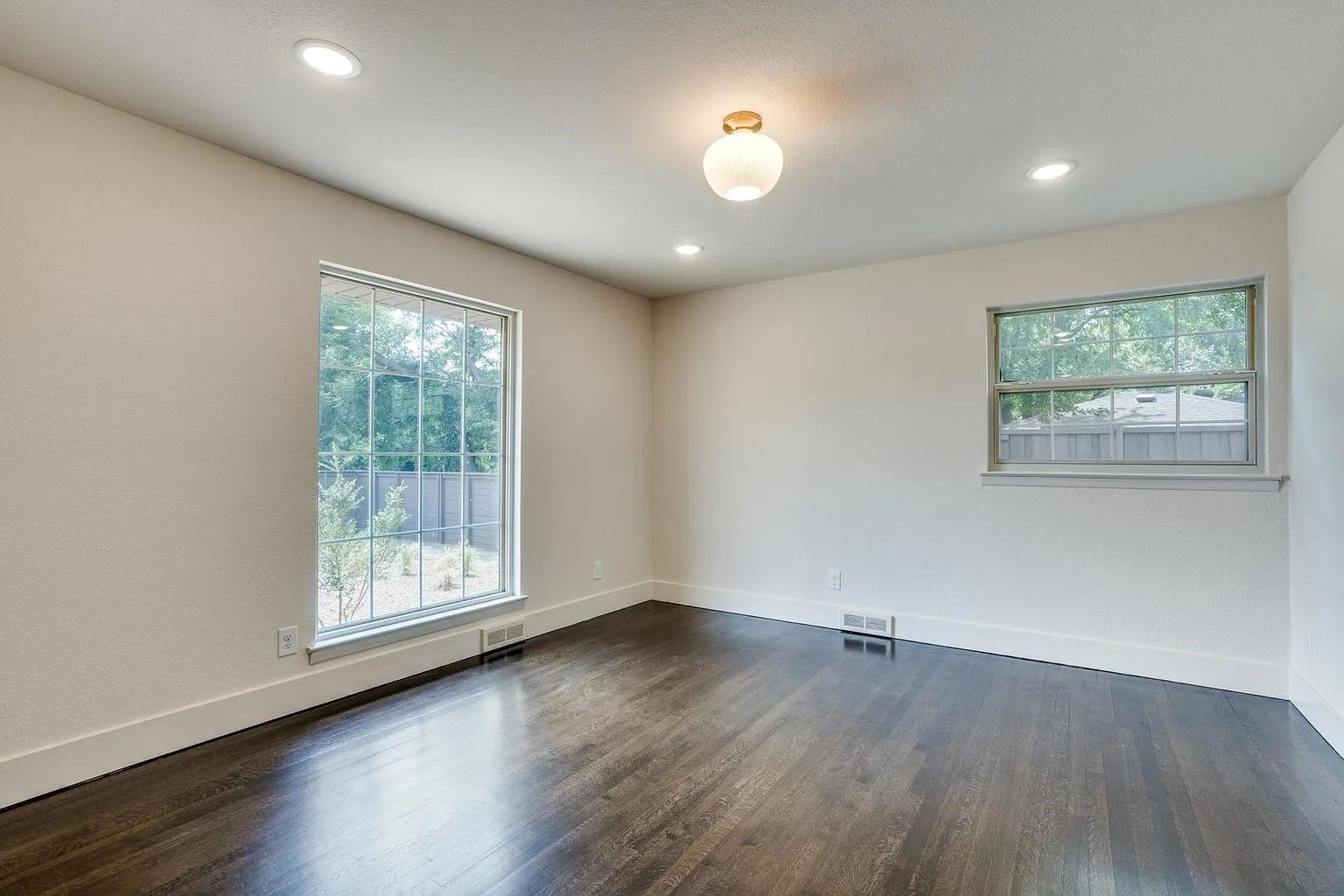 Single Family Residence For Rent in Dallas County , 10343 Marsh Lane, Dallas, Texas 75229, 3 Bedroom, 2 Bathroom, 2 Garage spaces, 1,777 Sqft, built in 1956, mls#21288667, Real Estate Agent in Dallas, Homes For Rent in Dallas county, Homes For Rent in Dallas, Realtor in Dallas Texas, Real Estate Brokerage Independent Realty Texas, Luminita Cordes Realtor