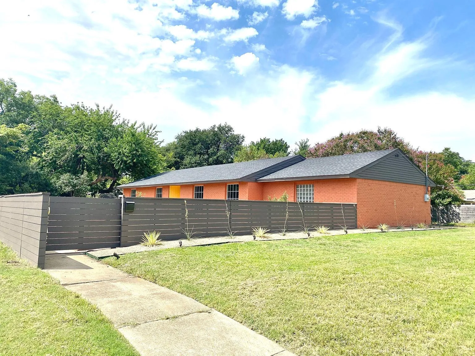 Single Family Residence For Rent in Dallas County , 10343 Marsh Lane, Dallas, Texas 75229, 3 Bedroom, 2 Bathroom, 2 Garage spaces, 1,777 Sqft, built in 1956, mls#21288667, Real Estate Agent in Dallas, Homes For Rent in Dallas county, Homes For Rent in Dallas, Realtor in Dallas Texas, Real Estate Brokerage Independent Realty Texas, Luminita Cordes Realtor