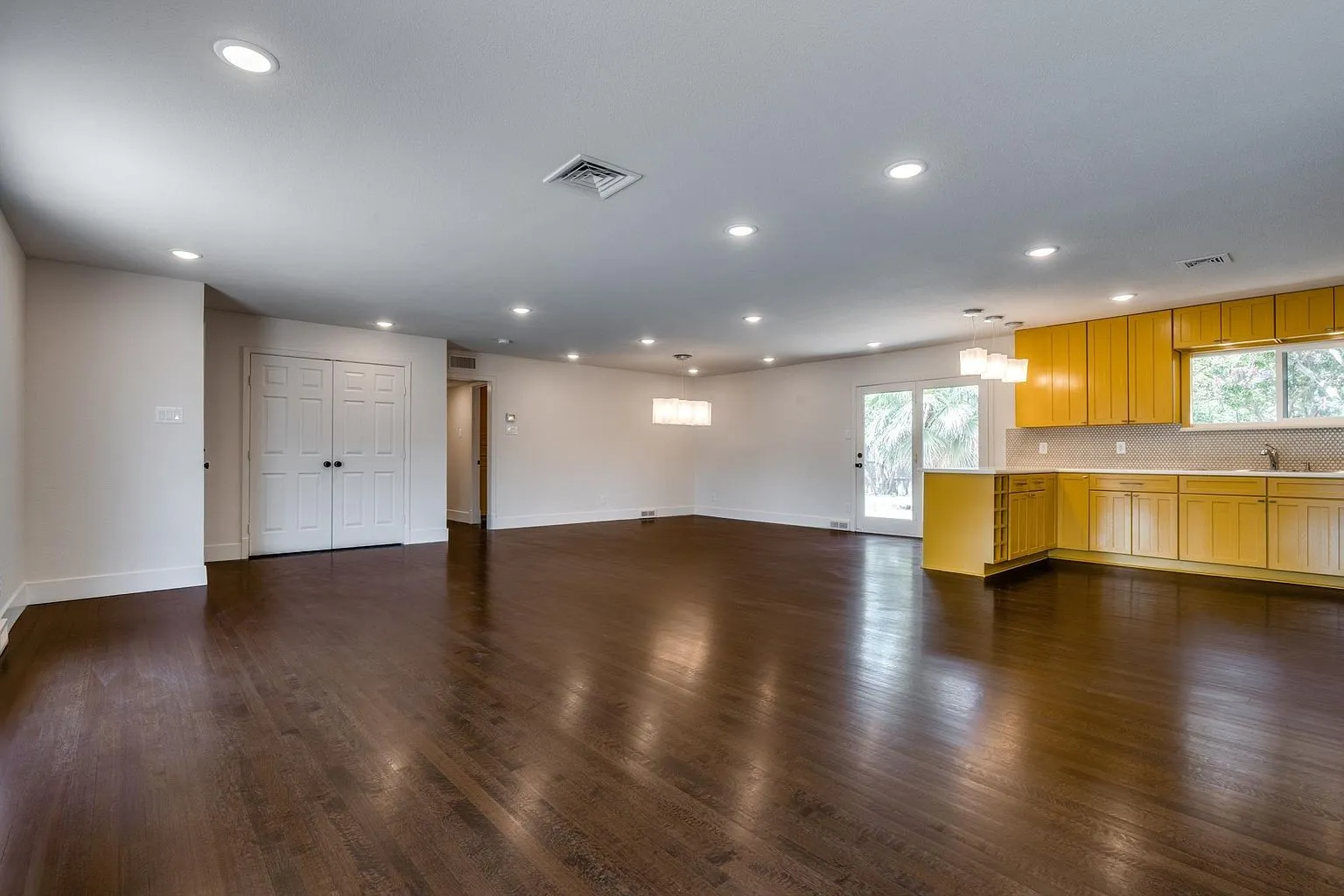 Single Family Residence For Rent in Dallas County , 10343 Marsh Lane, Dallas, Texas 75229, 3 Bedroom, 2 Bathroom, 2 Garage spaces, 1,777 Sqft, built in 1956, mls#21288667, Real Estate Agent in Dallas, Homes For Rent in Dallas county, Homes For Rent in Dallas, Realtor in Dallas Texas, Real Estate Brokerage Independent Realty Texas, Luminita Cordes Realtor