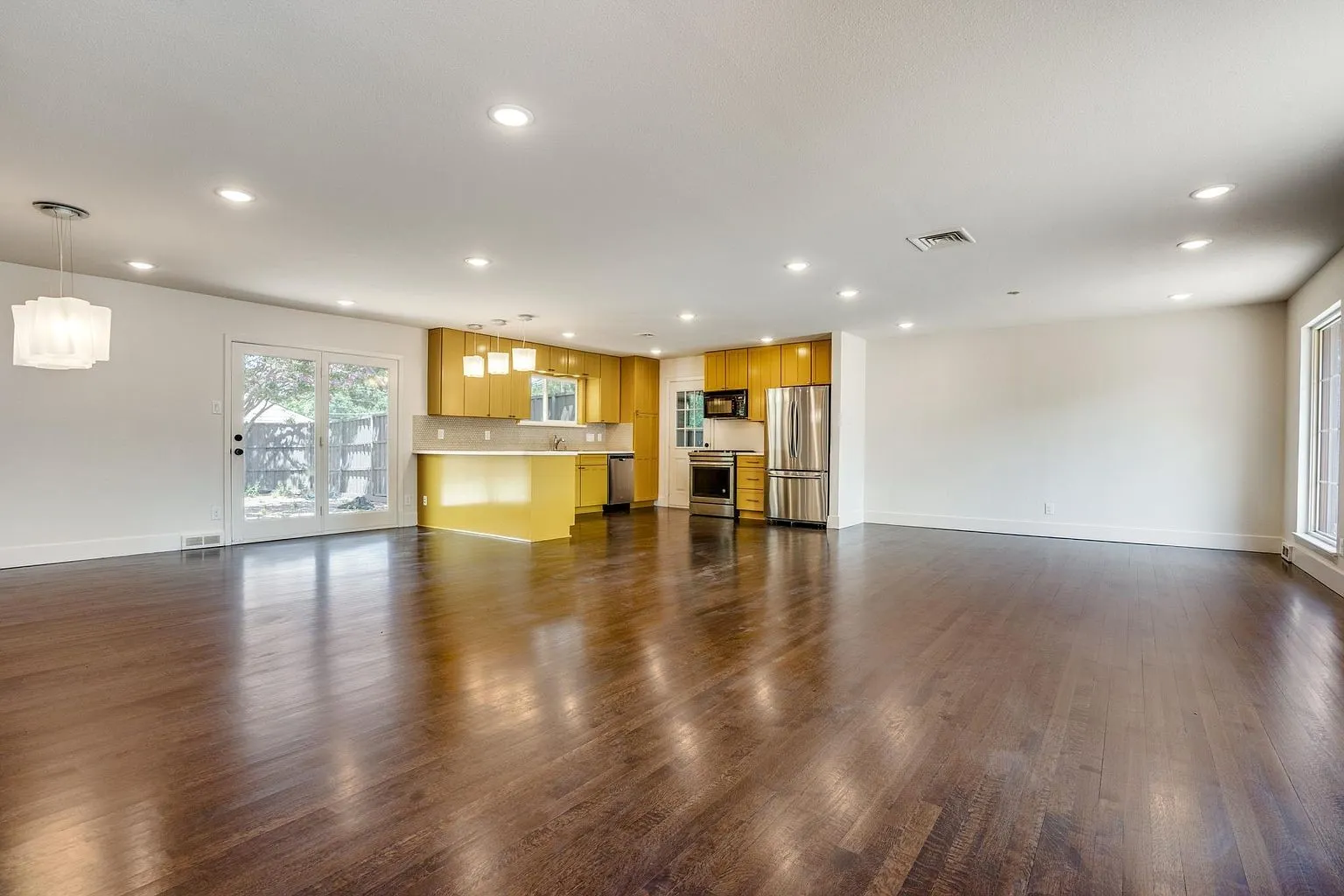 Single Family Residence For Rent in Dallas County , 10343 Marsh Lane, Dallas, Texas 75229, 3 Bedroom, 2 Bathroom, 2 Garage spaces, 1,777 Sqft, built in 1956, mls#21288667, Real Estate Agent in Dallas, Homes For Rent in Dallas county, Homes For Rent in Dallas, Realtor in Dallas Texas, Real Estate Brokerage Independent Realty Texas, Luminita Cordes Realtor