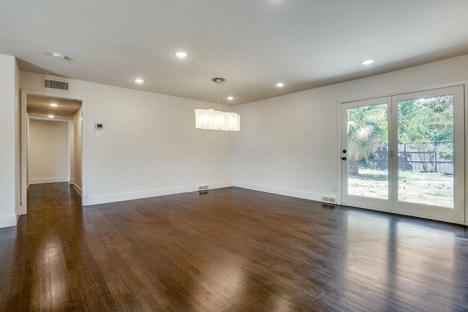 Single Family Residence For Rent in Dallas County , 10343 Marsh Lane, Dallas, Texas 75229, 3 Bedroom, 2 Bathroom, 2 Garage spaces, 1,777 Sqft, built in 1956, mls#21288667, Real Estate Agent in Dallas, Homes For Rent in Dallas county, Homes For Rent in Dallas, Realtor in Dallas Texas, Real Estate Brokerage Independent Realty Texas, Luminita Cordes Realtor
