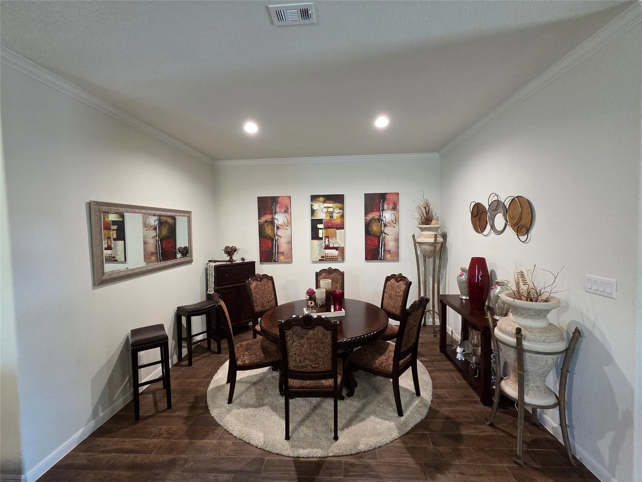 Formal dinning area with crown molding