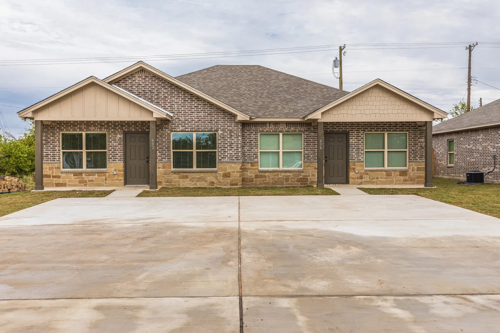 Duplex For Sale in Mc Lennan County , 602 Washington Street, Mc Gregor, Texas 76657, 4 Bedroom, 4 Bathroom, Garage spaces, 0 Sqft, built in 2019, mls#21292700, Real Estate Agent in Mc Gregor, Homes For Sale in Mc Lennan county, Homes For Sale in Mc Gregor, Realtor in Mc Gregor Texas, Real Estate Brokerage Independent Realty Texas, Luminita Cordes Realtor