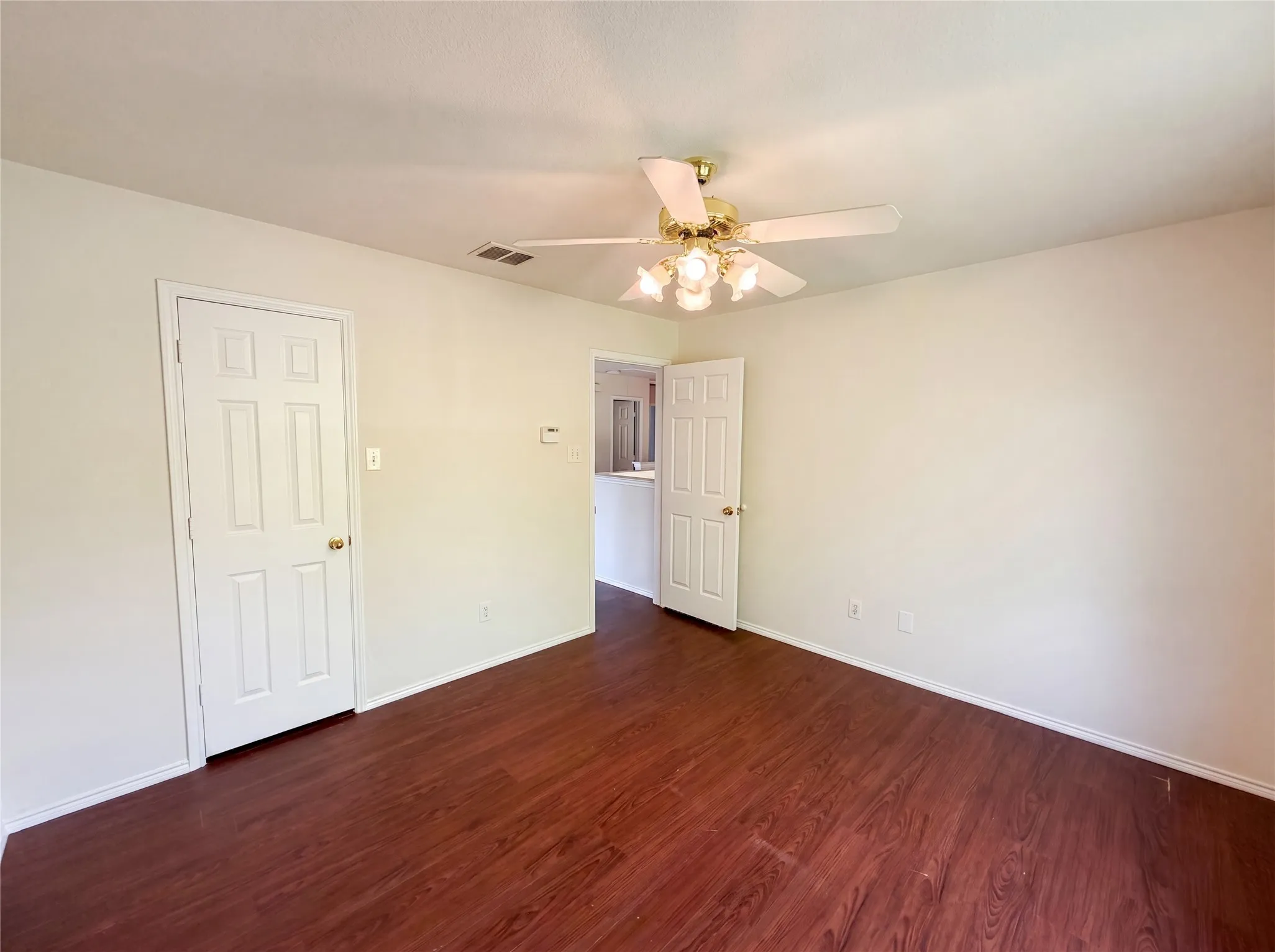Single Family Residence For Sale in Dallas County , 1202 Mccormick Street, Garland, Texas 75040, 4 Bedroom, 3 Bathroom, 2 Garage spaces, 2,732 Sqft, built in 2002, mls#21292905, Real Estate Agent in Garland, Homes For Sale in Dallas county, Homes For Sale in Garland, Realtor in Garland Texas, Real Estate Brokerage Independent Realty Texas, Luminita Cordes Realtor