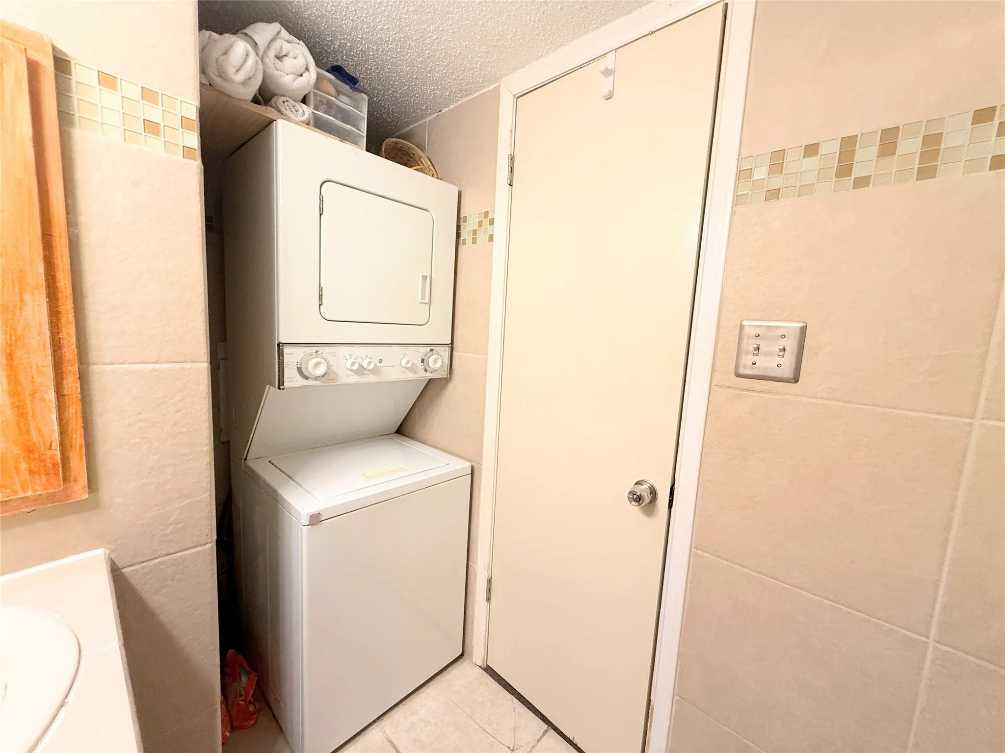 Condominium For Sale in Tarrant County , 2312 Balsam Drive A214, Arlington, Texas 76006, 2 Bedroom, 1 Bathroom, Garage spaces, 774 Sqft, built in 1980, mls#21292351, Real Estate Agent in Arlington, Homes For Sale in Tarrant county, Homes For Sale in Arlington, Realtor in Arlington Texas, Real Estate Brokerage Independent Realty Texas, Luminita Cordes Realtor