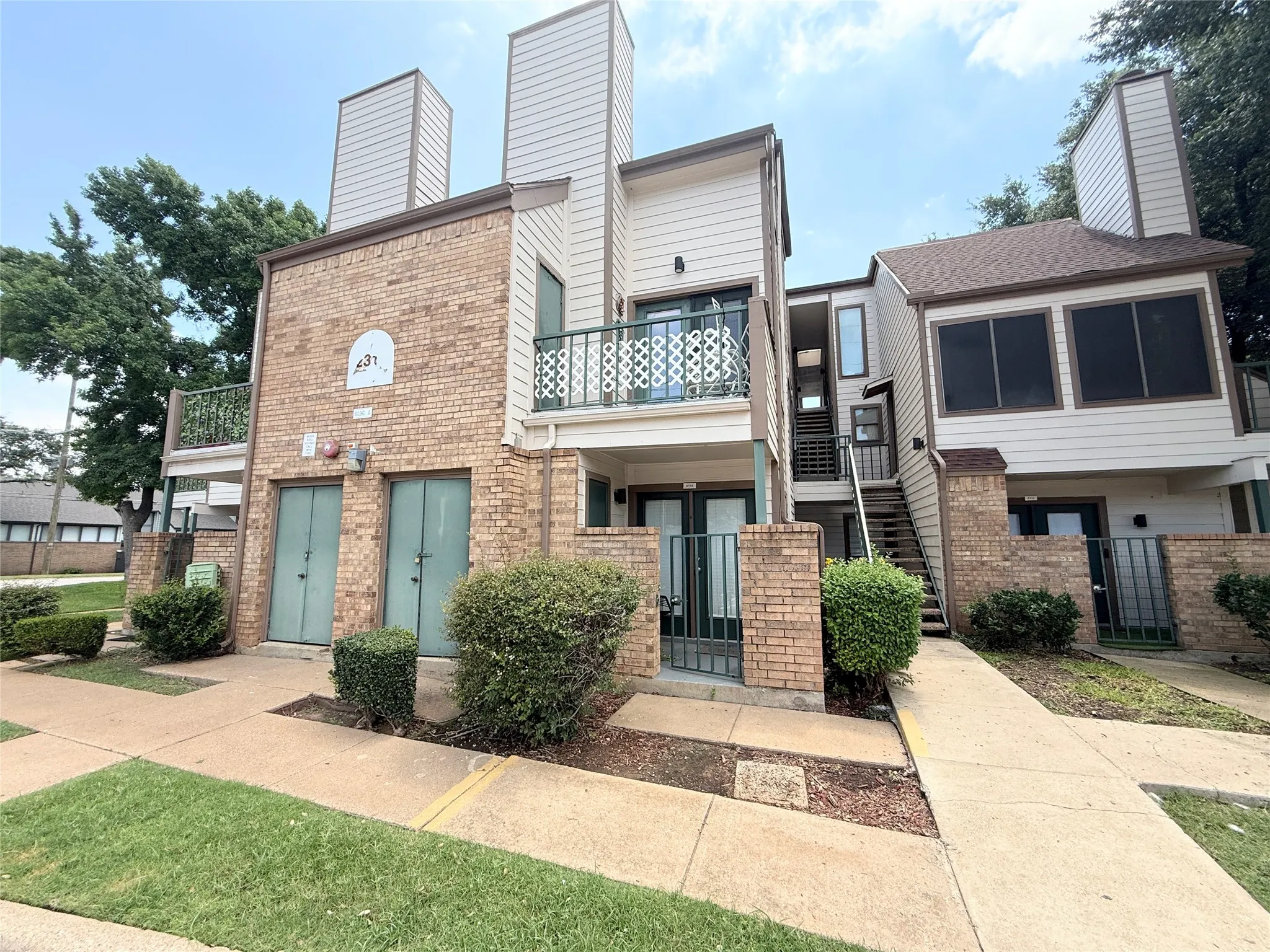 Condominium For Sale in Tarrant County , 2312 Balsam Drive A214, Arlington, Texas 76006, 2 Bedroom, 1 Bathroom, Garage spaces, 774 Sqft, built in 1980, mls#21292351, Real Estate Agent in Arlington, Homes For Sale in Tarrant county, Homes For Sale in Arlington, Realtor in Arlington Texas, Real Estate Brokerage Independent Realty Texas, Luminita Cordes Realtor