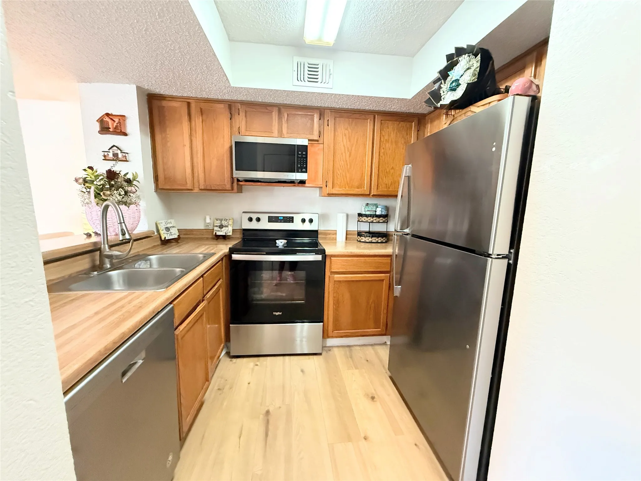 Condominium For Sale in Tarrant County , 2312 Balsam Drive A214, Arlington, Texas 76006, 2 Bedroom, 1 Bathroom, Garage spaces, 774 Sqft, built in 1980, mls#21292351, Real Estate Agent in Arlington, Homes For Sale in Tarrant county, Homes For Sale in Arlington, Realtor in Arlington Texas, Real Estate Brokerage Independent Realty Texas, Luminita Cordes Realtor