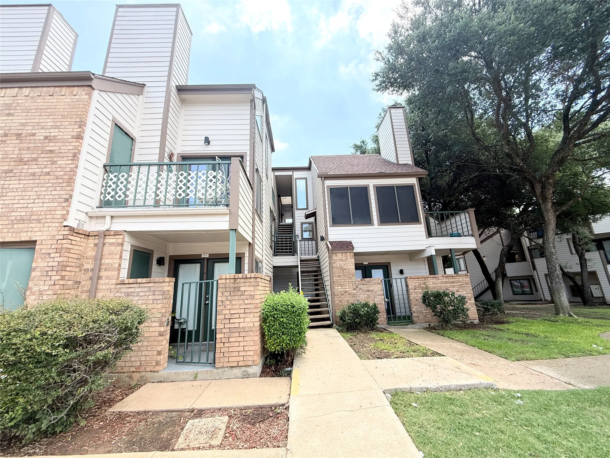 Condominium For Sale in Tarrant County , 2312 Balsam Drive A214, Arlington, Texas 76006, 2 Bedroom, 1 Bathroom, Garage spaces, 774 Sqft, built in 1980, mls#21292351, Real Estate Agent in Arlington, Homes For Sale in Tarrant county, Homes For Sale in Arlington, Realtor in Arlington Texas, Real Estate Brokerage Independent Realty Texas, Luminita Cordes Realtor