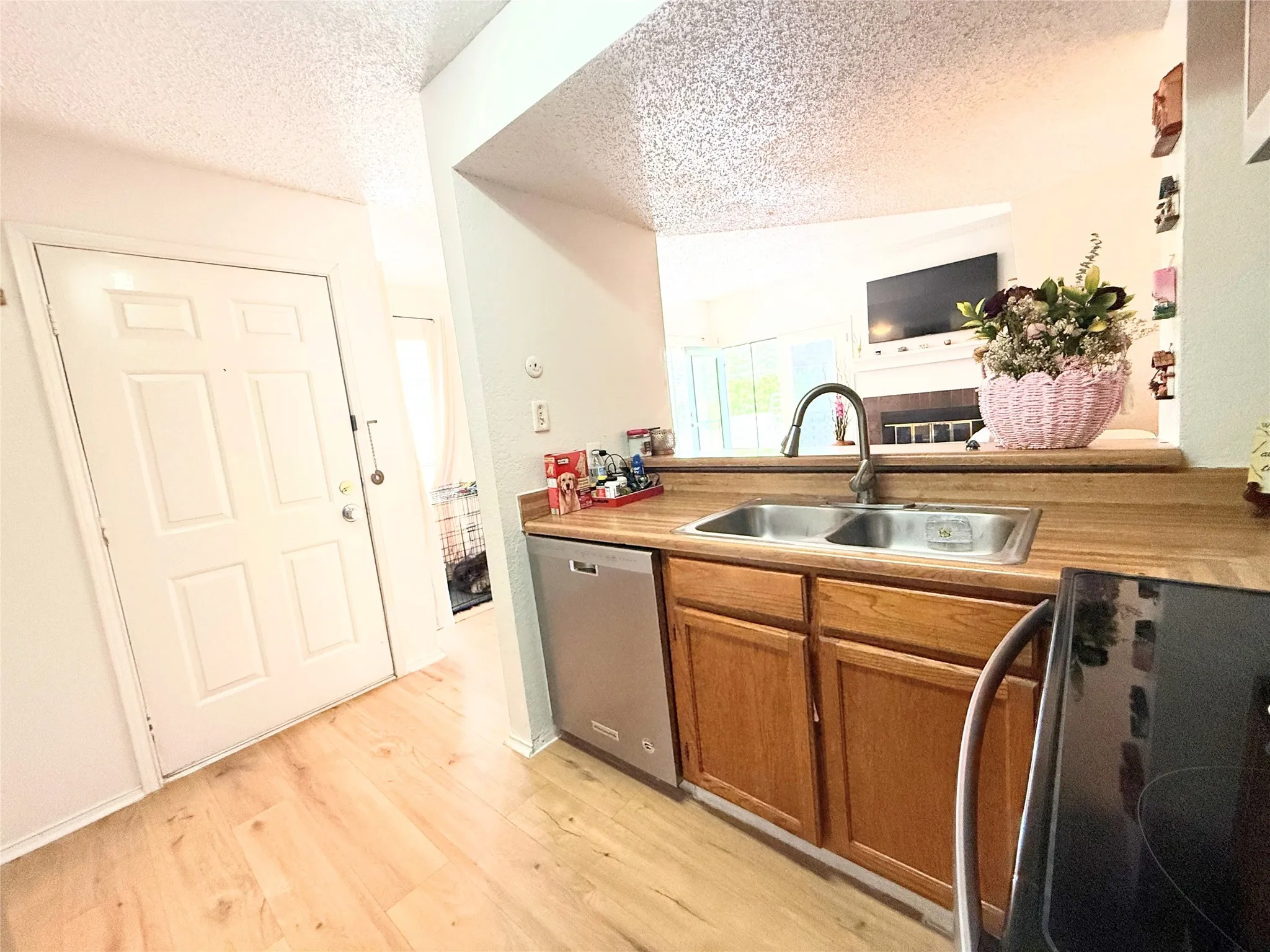 Condominium For Sale in Tarrant County , 2312 Balsam Drive A214, Arlington, Texas 76006, 2 Bedroom, 1 Bathroom, Garage spaces, 774 Sqft, built in 1980, mls#21292351, Real Estate Agent in Arlington, Homes For Sale in Tarrant county, Homes For Sale in Arlington, Realtor in Arlington Texas, Real Estate Brokerage Independent Realty Texas, Luminita Cordes Realtor