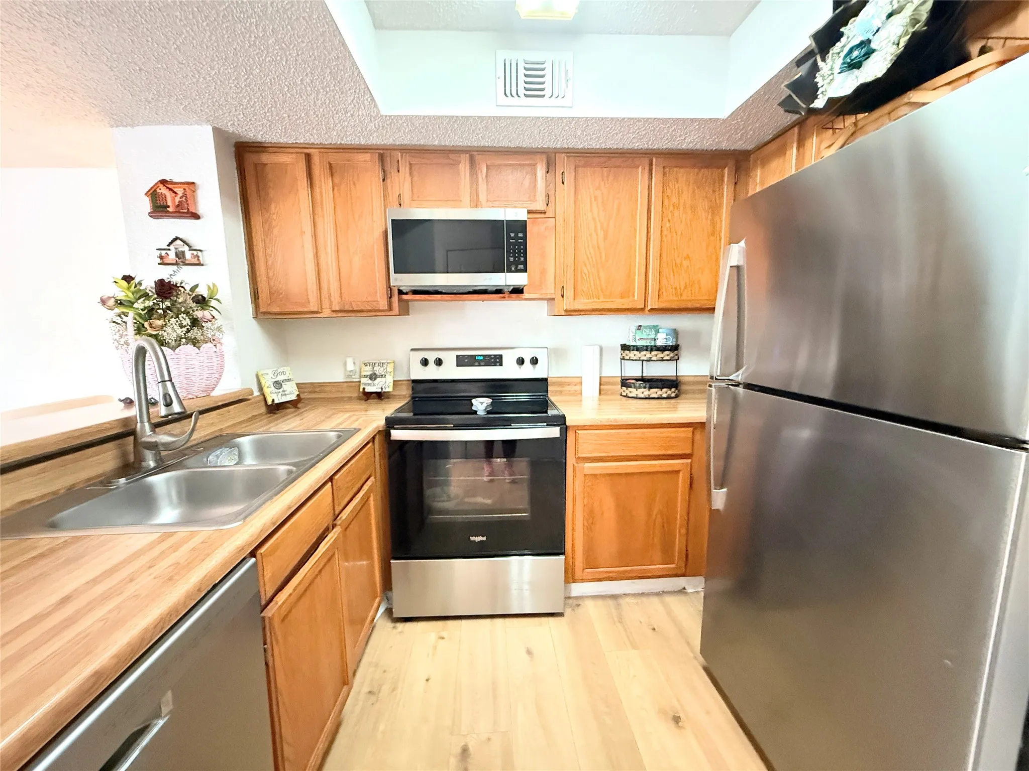 Condominium For Sale in Tarrant County , 2312 Balsam Drive A214, Arlington, Texas 76006, 2 Bedroom, 1 Bathroom, Garage spaces, 774 Sqft, built in 1980, mls#21292351, Real Estate Agent in Arlington, Homes For Sale in Tarrant county, Homes For Sale in Arlington, Realtor in Arlington Texas, Real Estate Brokerage Independent Realty Texas, Luminita Cordes Realtor