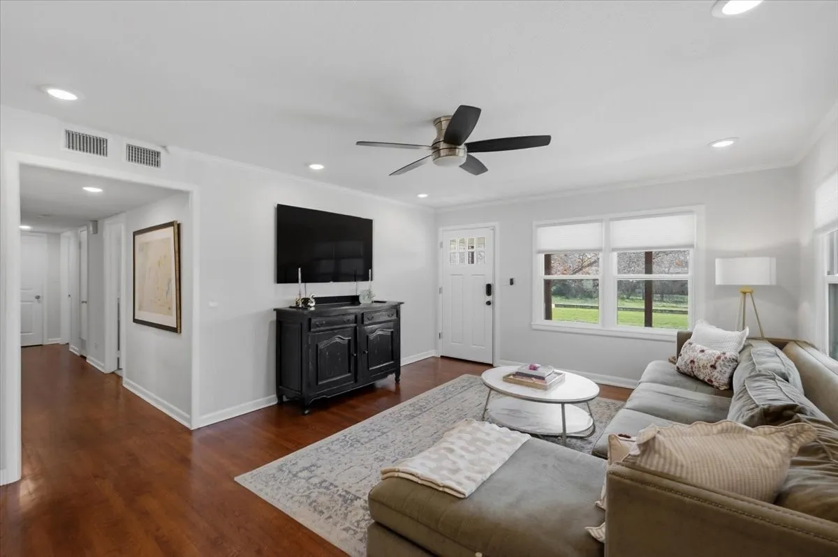 Single Family Residence For Sale in Tarrant County , 4755 Westcreek Drive, Fort Worth, Texas 76133, 3 Bedroom, 2 Bathroom, 2 Garage spaces, 1,364 Sqft, built in 1953, mls#21292912, Real Estate Agent in Fort Worth, Homes For Sale in Tarrant county, Homes For Sale in Fort Worth, Realtor in Fort Worth Texas, Real Estate Brokerage Independent Realty Texas, Luminita Cordes Realtor
