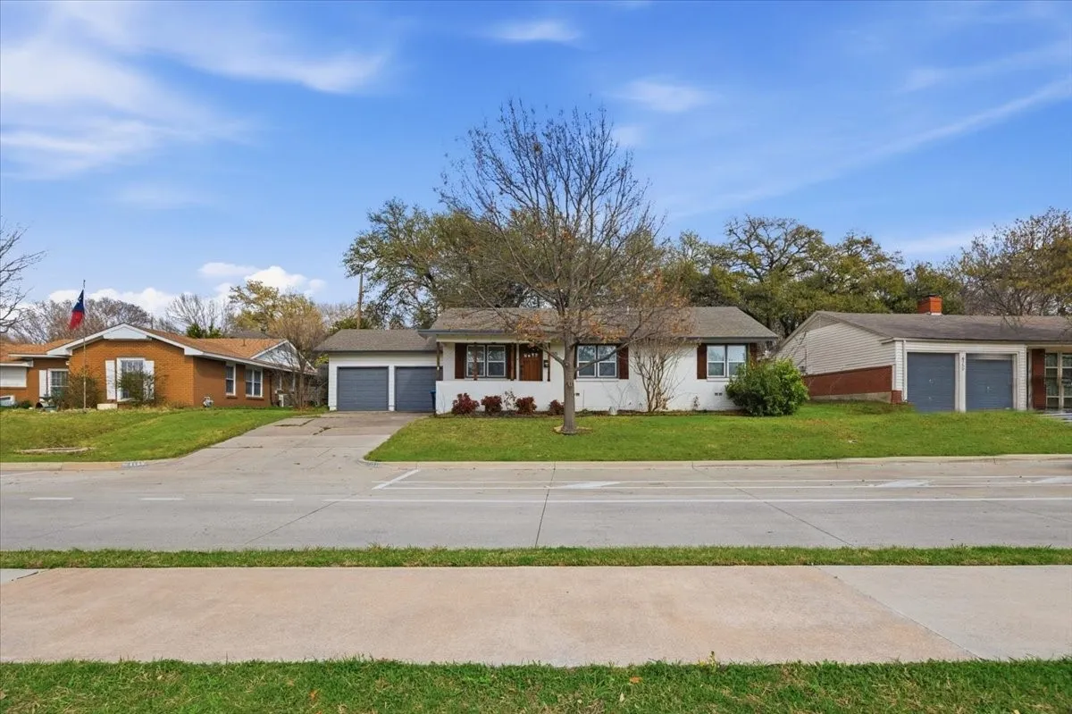 Single Family Residence For Sale in Tarrant County , 4755 Westcreek Drive, Fort Worth, Texas 76133, 3 Bedroom, 2 Bathroom, 2 Garage spaces, 1,364 Sqft, built in 1953, mls#21292912, Real Estate Agent in Fort Worth, Homes For Sale in Tarrant county, Homes For Sale in Fort Worth, Realtor in Fort Worth Texas, Real Estate Brokerage Independent Realty Texas, Luminita Cordes Realtor
