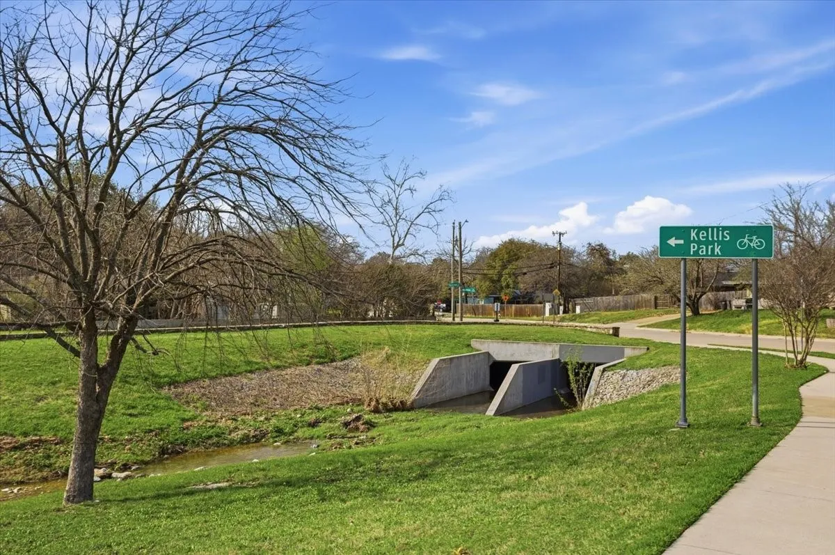 Single Family Residence For Sale in Tarrant County , 4755 Westcreek Drive, Fort Worth, Texas 76133, 3 Bedroom, 2 Bathroom, 2 Garage spaces, 1,364 Sqft, built in 1953, mls#21292912, Real Estate Agent in Fort Worth, Homes For Sale in Tarrant county, Homes For Sale in Fort Worth, Realtor in Fort Worth Texas, Real Estate Brokerage Independent Realty Texas, Luminita Cordes Realtor