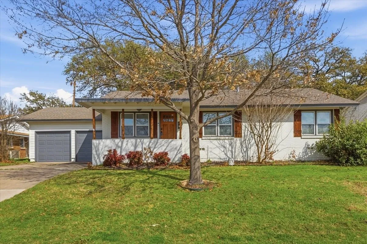 Single Family Residence For Sale in Tarrant County , 4755 Westcreek Drive, Fort Worth, Texas 76133, 3 Bedroom, 2 Bathroom, 2 Garage spaces, 1,364 Sqft, built in 1953, mls#21292912, Real Estate Agent in Fort Worth, Homes For Sale in Tarrant county, Homes For Sale in Fort Worth, Realtor in Fort Worth Texas, Real Estate Brokerage Independent Realty Texas, Luminita Cordes Realtor