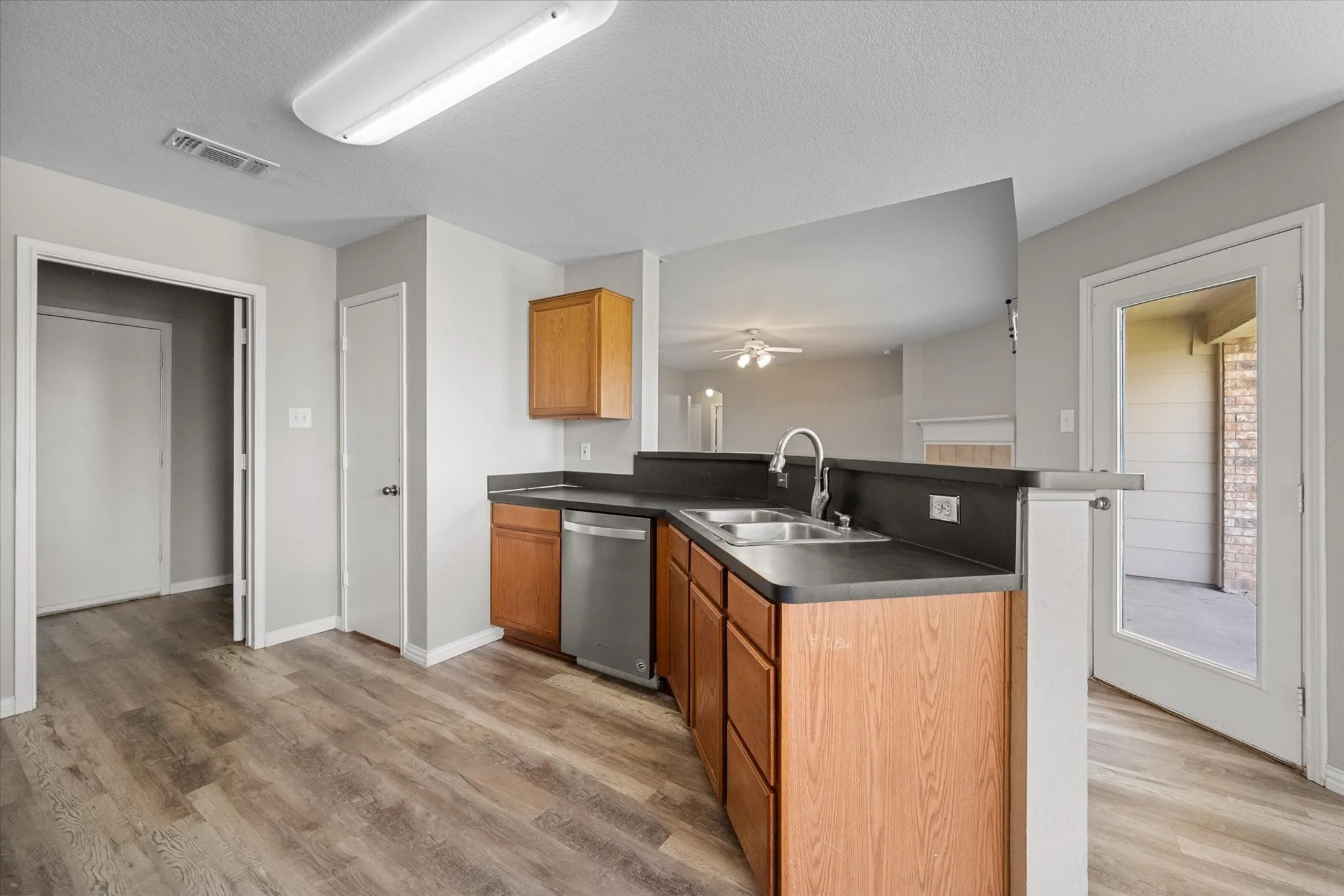 Single Family Residence For Sale in Ellis County , 3429 Newgate Street, Midlothian, Texas 76065, 4 Bedroom, 2 Bathroom, 2 Garage spaces, 1,818 Sqft, built in 2003, mls#21292923, Real Estate Agent in Midlothian, Homes For Sale in Ellis county, Homes For Sale in Midlothian, Realtor in Midlothian Texas, Real Estate Brokerage Independent Realty Texas, Luminita Cordes Realtor