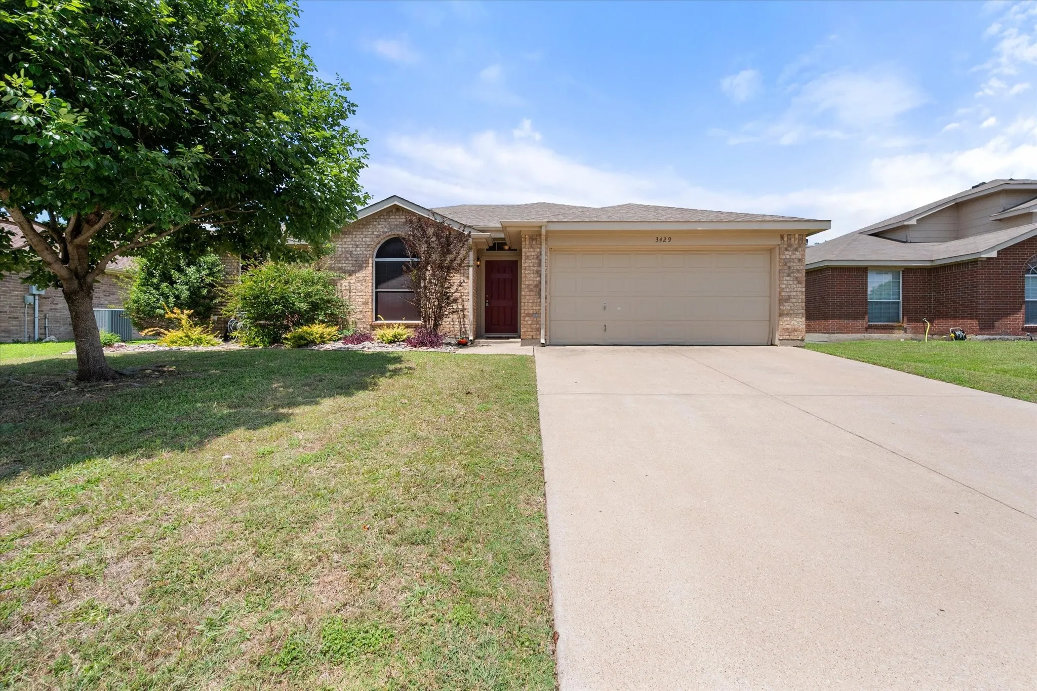 Single Family Residence For Sale in Ellis County , 3429 Newgate Street, Midlothian, Texas 76065, 4 Bedroom, 2 Bathroom, 2 Garage spaces, 1,818 Sqft, built in 2003, mls#21292923, Real Estate Agent in Midlothian, Homes For Sale in Ellis county, Homes For Sale in Midlothian, Realtor in Midlothian Texas, Real Estate Brokerage Independent Realty Texas, Luminita Cordes Realtor