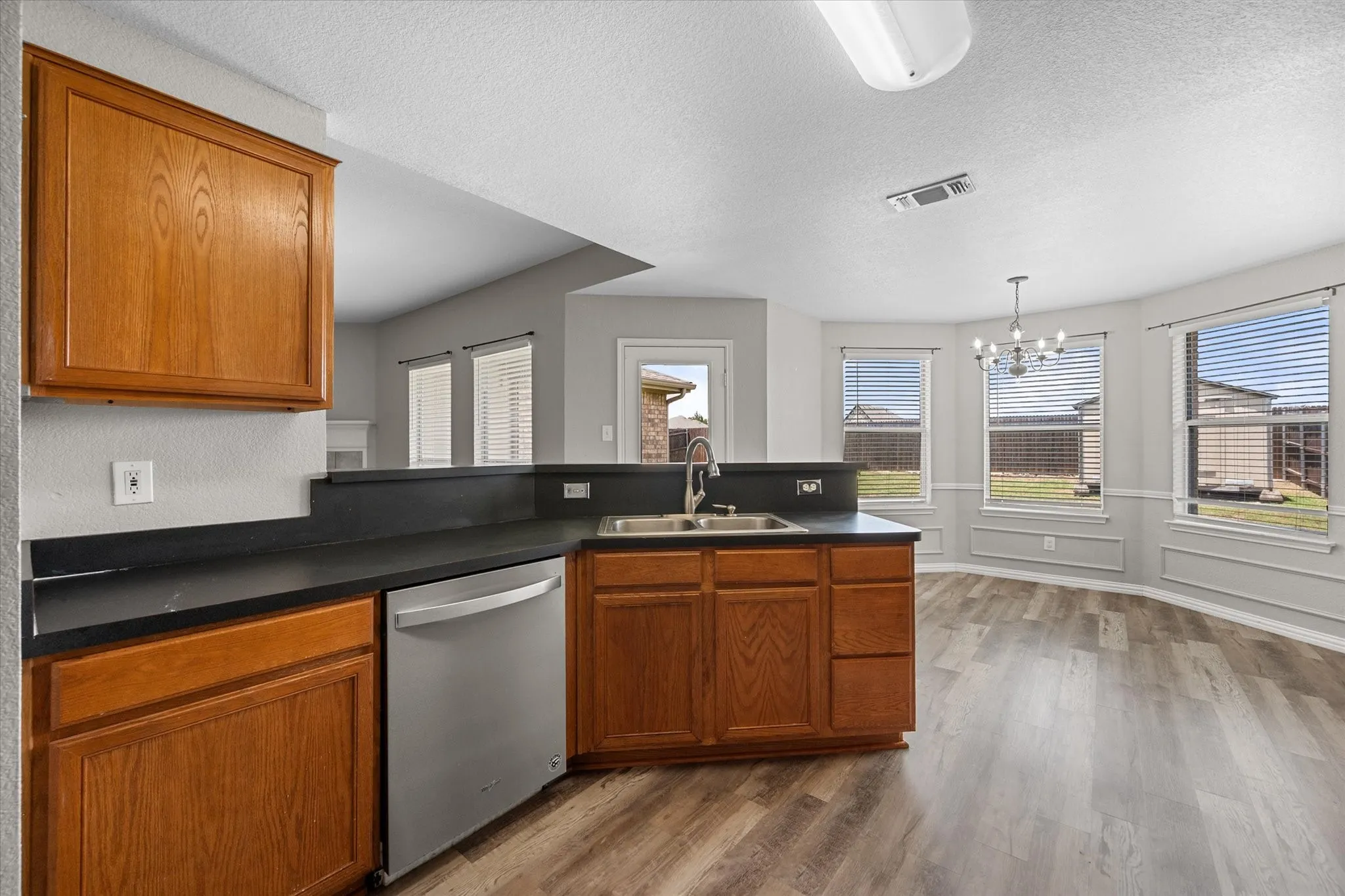 Single Family Residence For Sale in Ellis County , 3429 Newgate Street, Midlothian, Texas 76065, 4 Bedroom, 2 Bathroom, 2 Garage spaces, 1,818 Sqft, built in 2003, mls#21292923, Real Estate Agent in Midlothian, Homes For Sale in Ellis county, Homes For Sale in Midlothian, Realtor in Midlothian Texas, Real Estate Brokerage Independent Realty Texas, Luminita Cordes Realtor