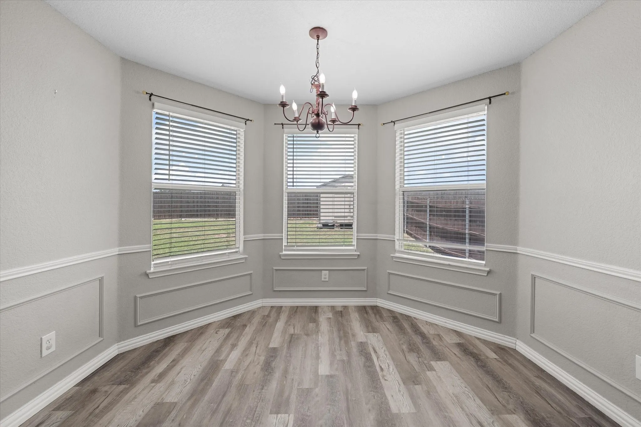 Single Family Residence For Sale in Ellis County , 3429 Newgate Street, Midlothian, Texas 76065, 4 Bedroom, 2 Bathroom, 2 Garage spaces, 1,818 Sqft, built in 2003, mls#21292923, Real Estate Agent in Midlothian, Homes For Sale in Ellis county, Homes For Sale in Midlothian, Realtor in Midlothian Texas, Real Estate Brokerage Independent Realty Texas, Luminita Cordes Realtor
