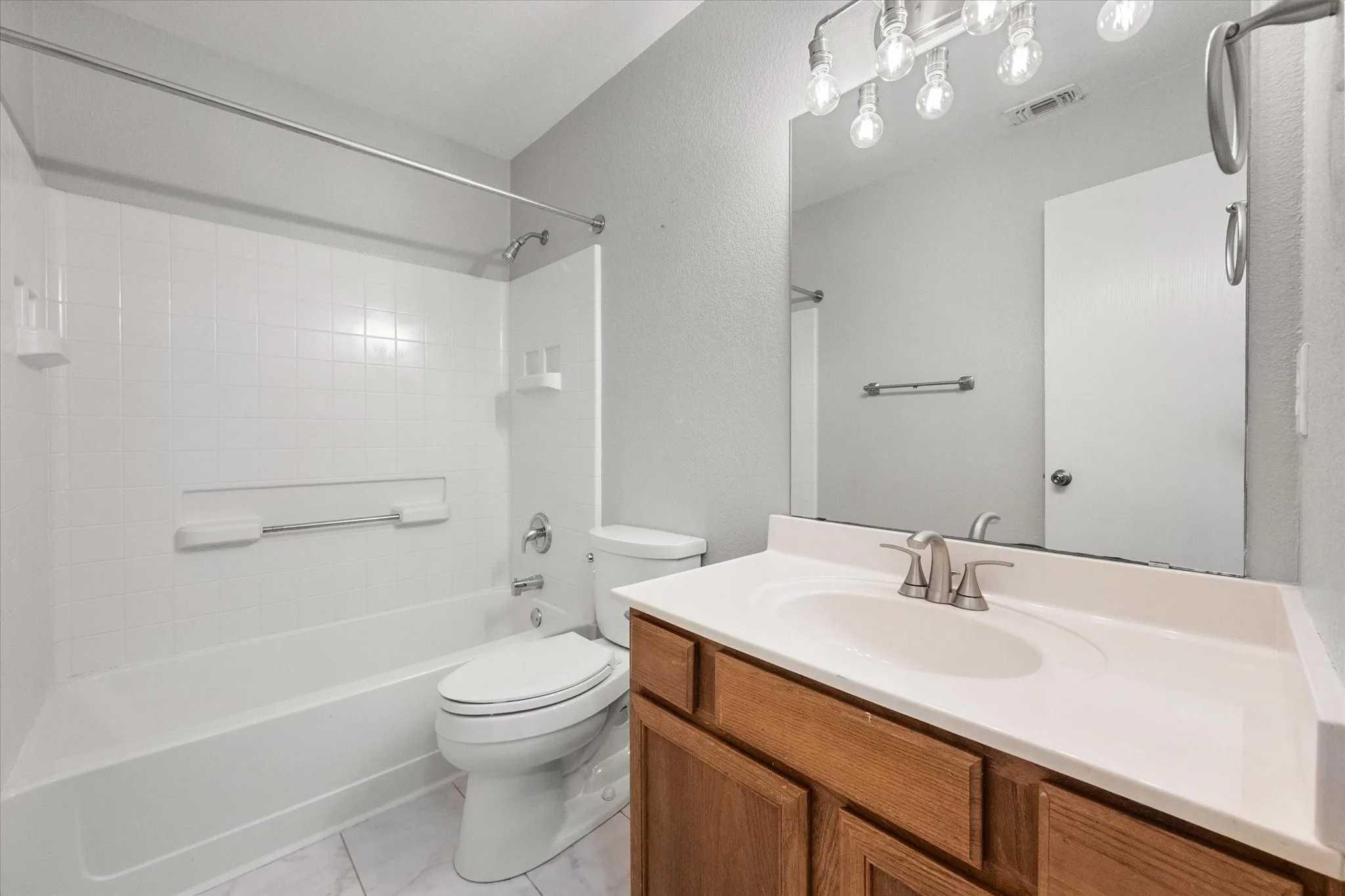 Single Family Residence For Sale in Ellis County , 3429 Newgate Street, Midlothian, Texas 76065, 4 Bedroom, 2 Bathroom, 2 Garage spaces, 1,818 Sqft, built in 2003, mls#21292923, Real Estate Agent in Midlothian, Homes For Sale in Ellis county, Homes For Sale in Midlothian, Realtor in Midlothian Texas, Real Estate Brokerage Independent Realty Texas, Luminita Cordes Realtor