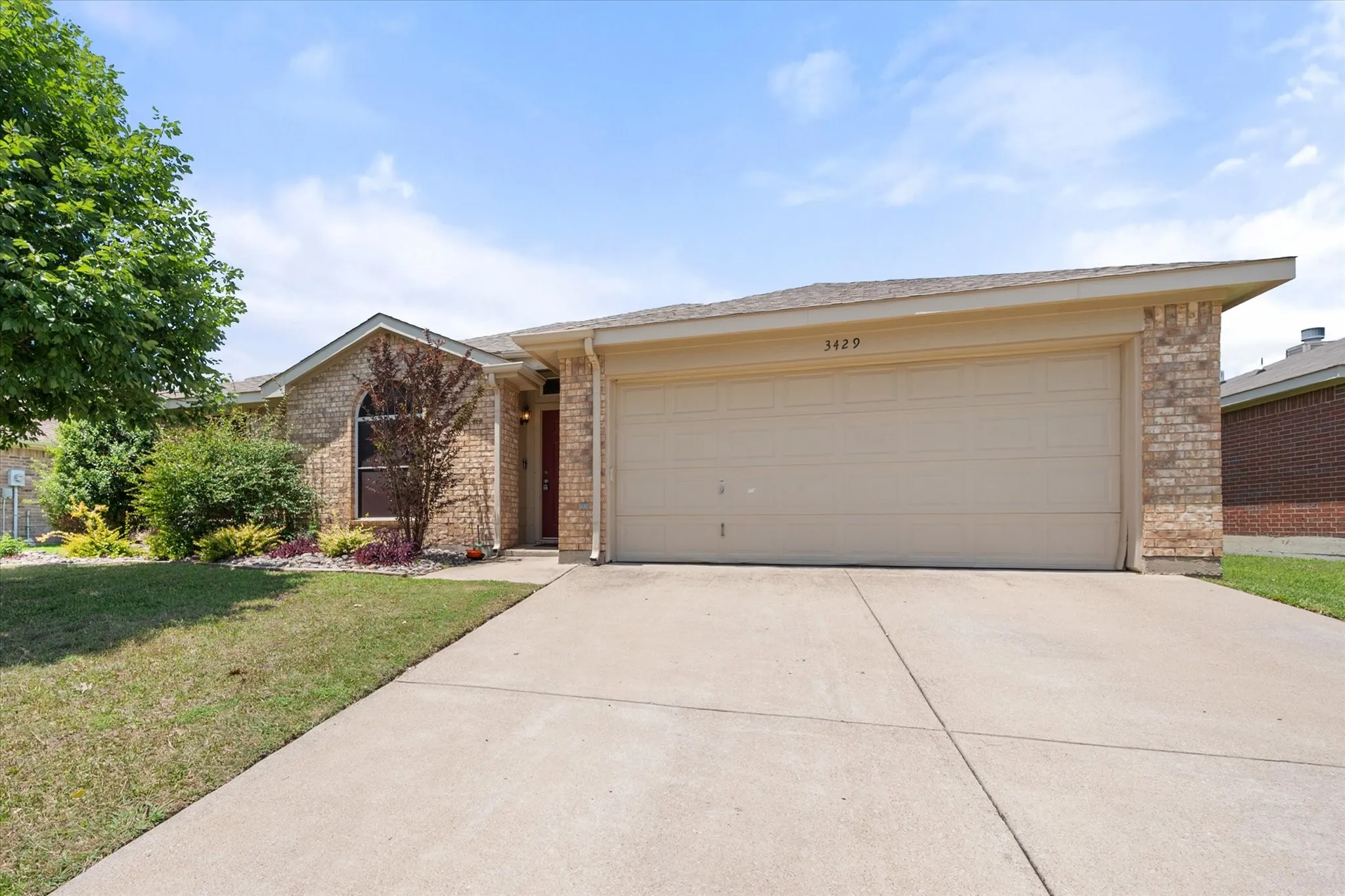 Single Family Residence For Sale in Ellis County , 3429 Newgate Street, Midlothian, Texas 76065, 4 Bedroom, 2 Bathroom, 2 Garage spaces, 1,818 Sqft, built in 2003, mls#21292923, Real Estate Agent in Midlothian, Homes For Sale in Ellis county, Homes For Sale in Midlothian, Realtor in Midlothian Texas, Real Estate Brokerage Independent Realty Texas, Luminita Cordes Realtor