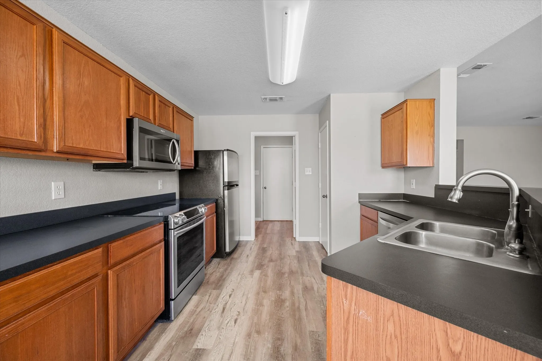 Single Family Residence For Sale in Ellis County , 3429 Newgate Street, Midlothian, Texas 76065, 4 Bedroom, 2 Bathroom, 2 Garage spaces, 1,818 Sqft, built in 2003, mls#21292923, Real Estate Agent in Midlothian, Homes For Sale in Ellis county, Homes For Sale in Midlothian, Realtor in Midlothian Texas, Real Estate Brokerage Independent Realty Texas, Luminita Cordes Realtor